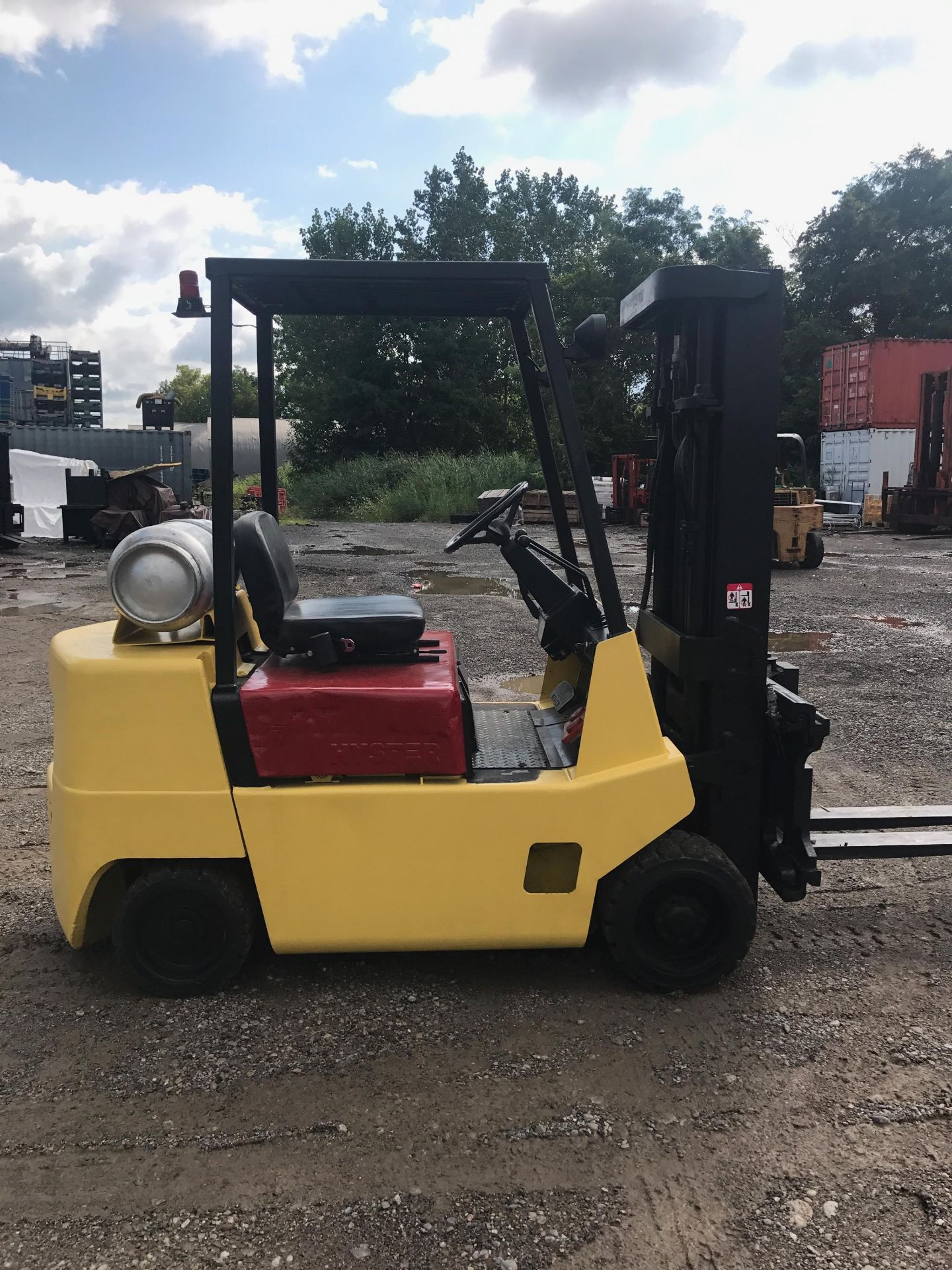 HYSTER 6,000LBS SIDE SHIFT 3 STAGE LPG FORKLIFT - Image 3 of 7