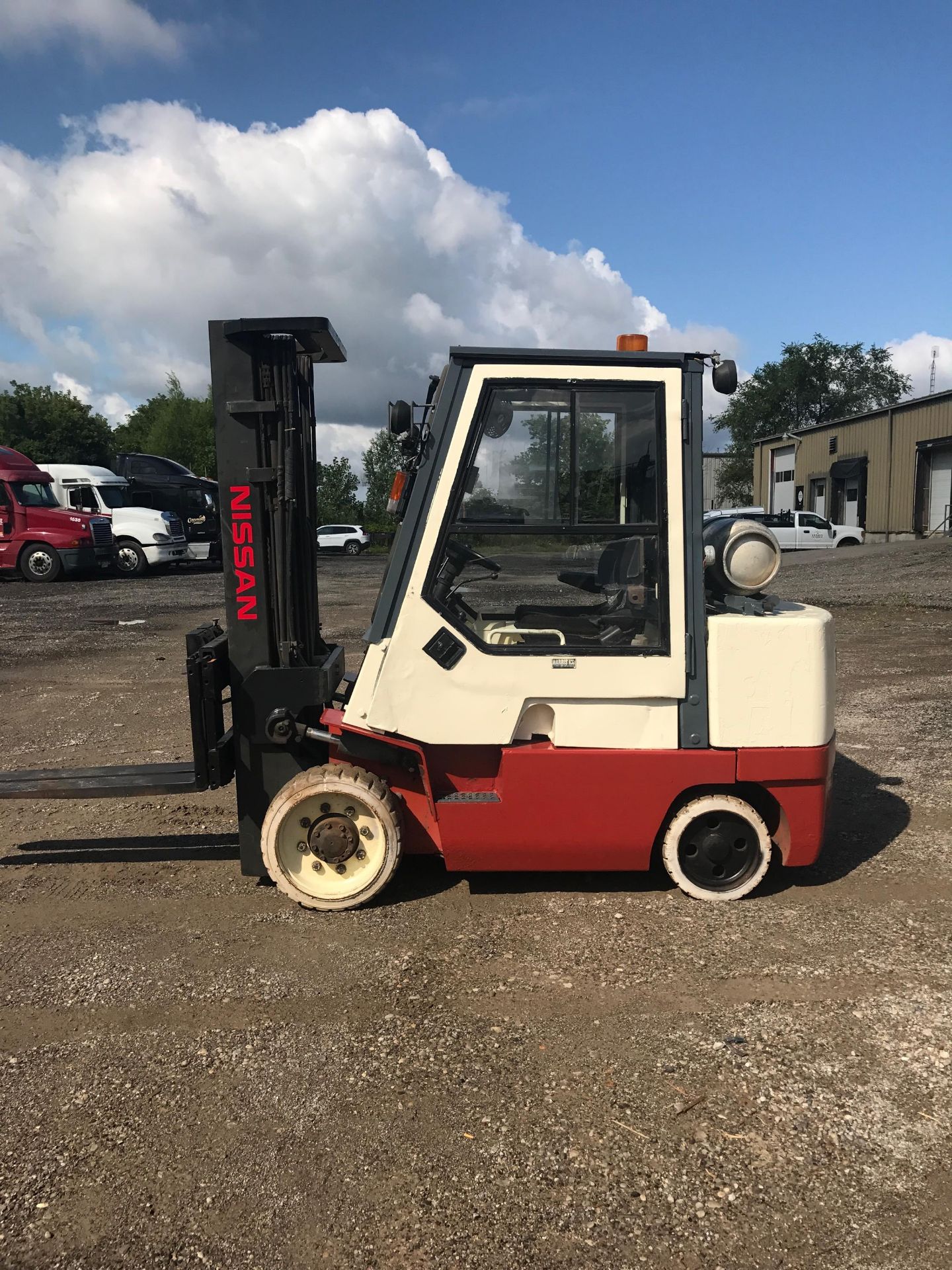 NISSAN (CUGJ02F35FV) 8,000LBS SIDE SHIFT 3 STAGE HEATED CAB LPG FORKLIFT