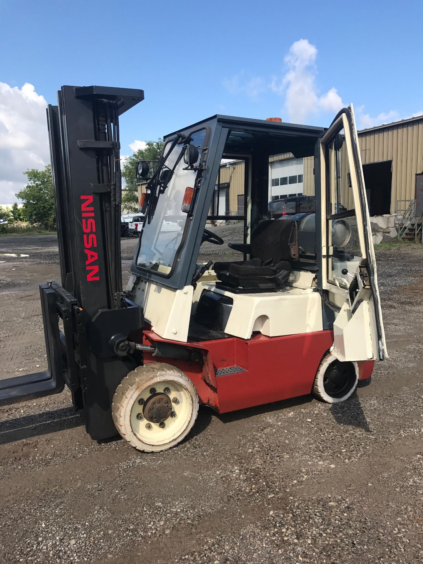 NISSAN (CUGJ02F35FV) 8,000LBS SIDE SHIFT 3 STAGE HEATED CAB LPG FORKLIFT - Image 2 of 8