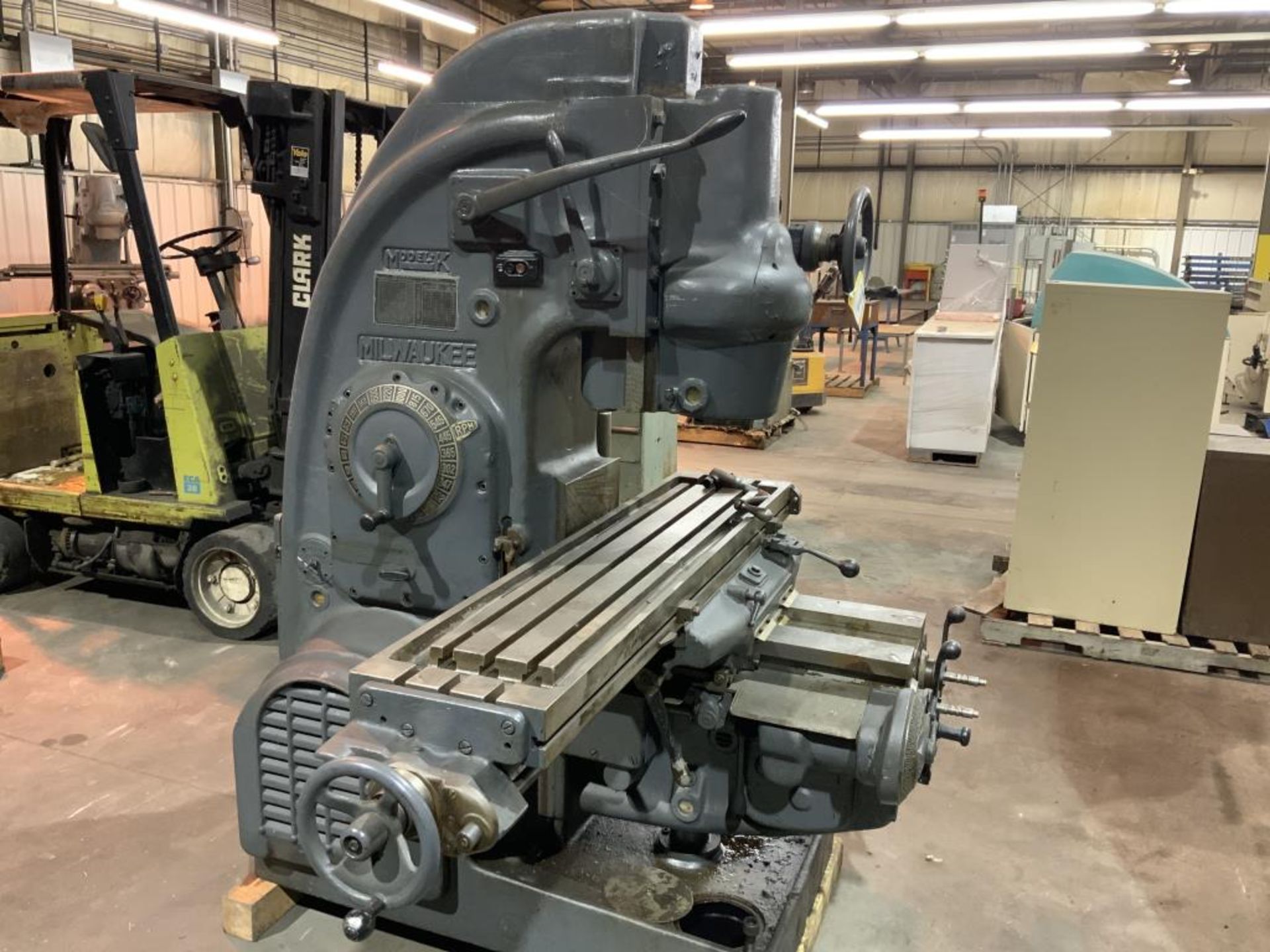 Vertical milling machine - Image 2 of 2
