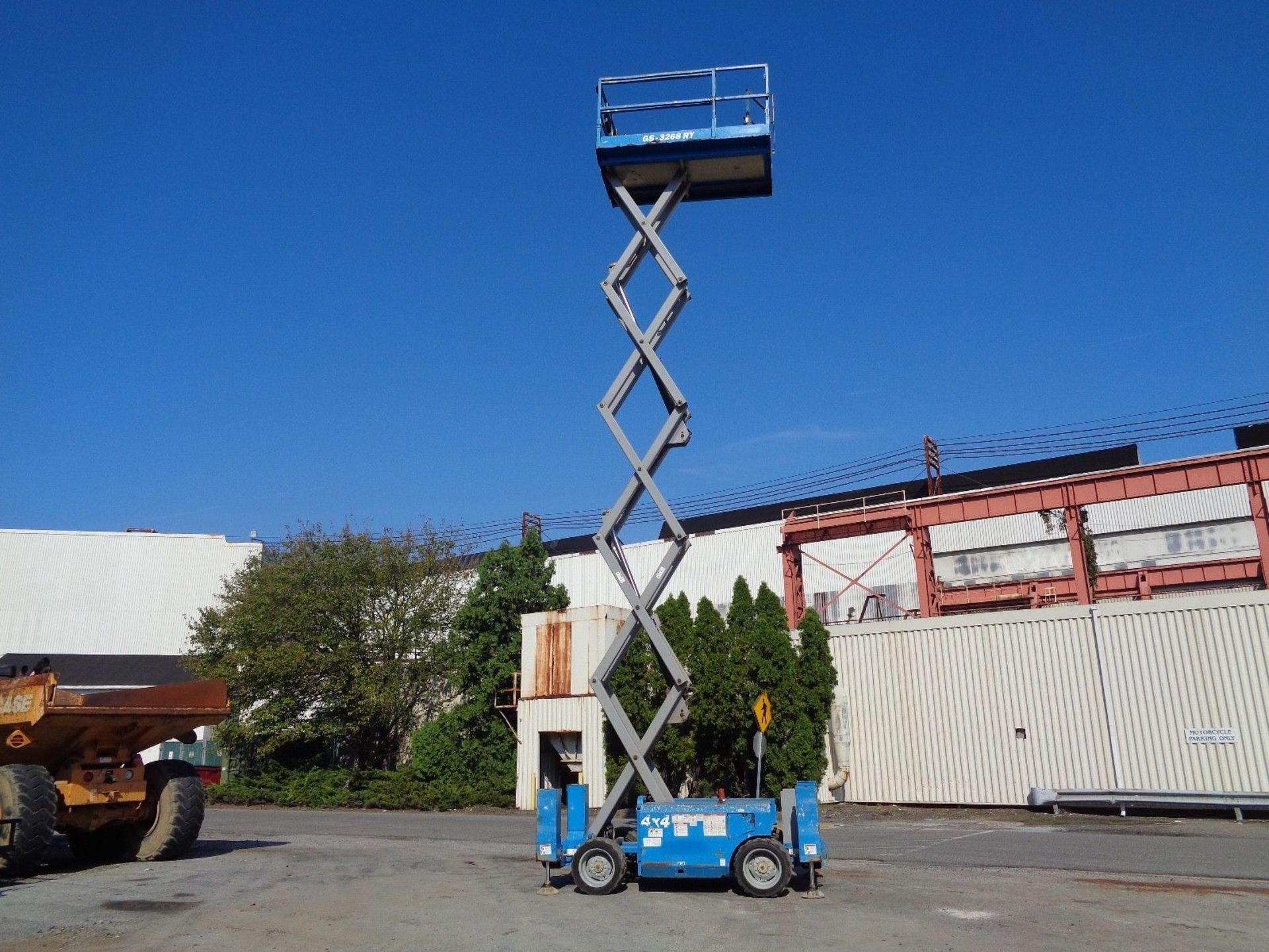 2011 Genie GS3268RT 32ft Rough Terrain 4x4 Scissor Lift - Image 4 of 10