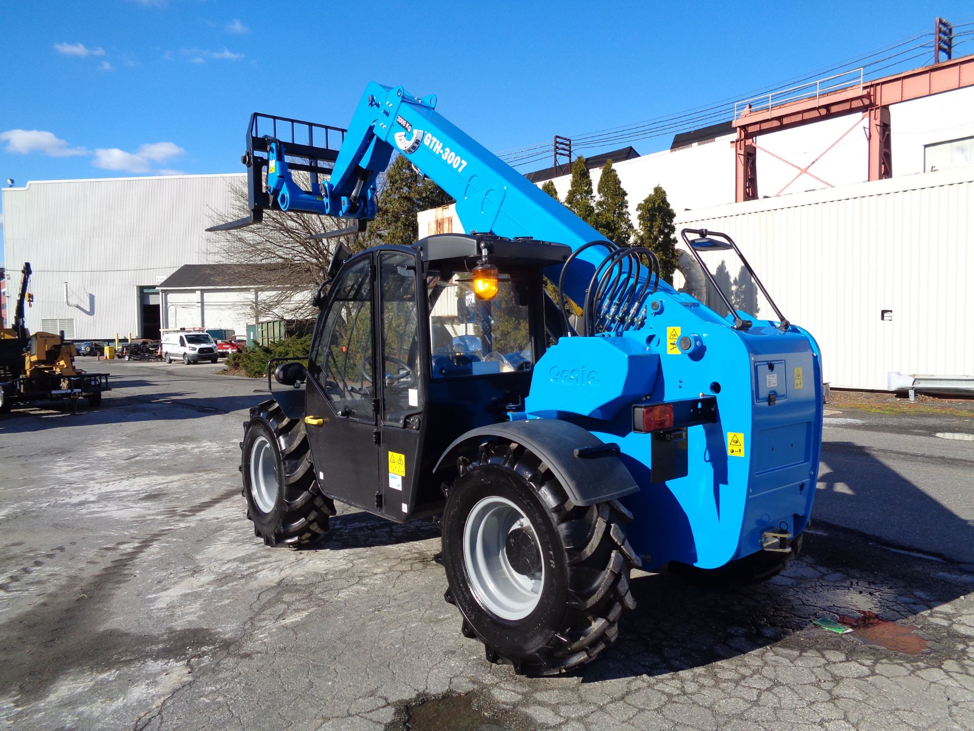 New Unused 2018 Genie GTH3007 Telescopic Forklift 6,600 lbs - Enclosed Cab - Image 15 of 23