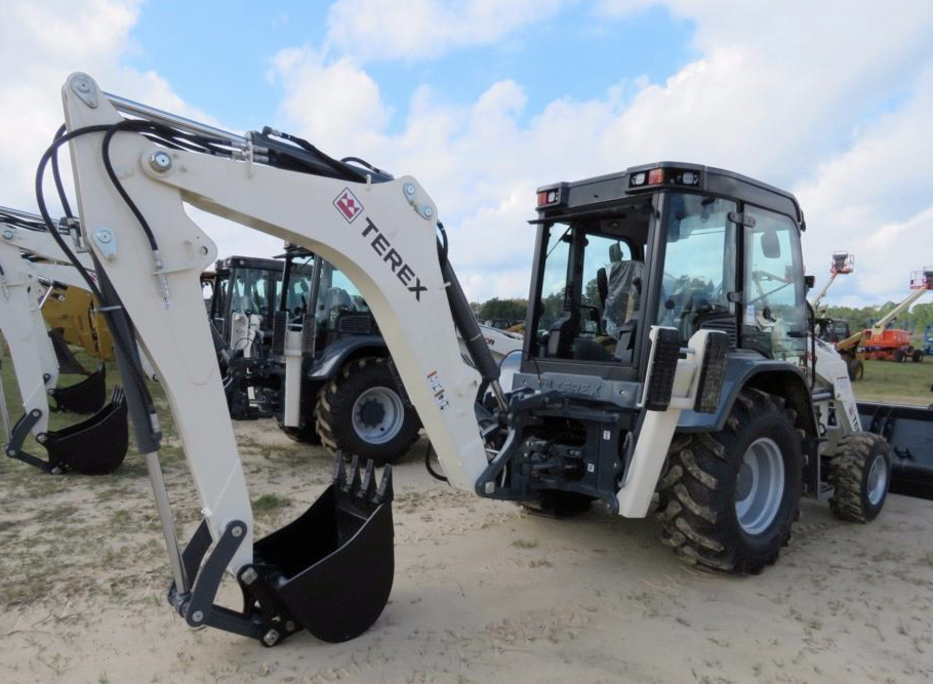 UNUSED NEW 2018 Terex 840R Backhoe - 4x4 - Image 15 of 20