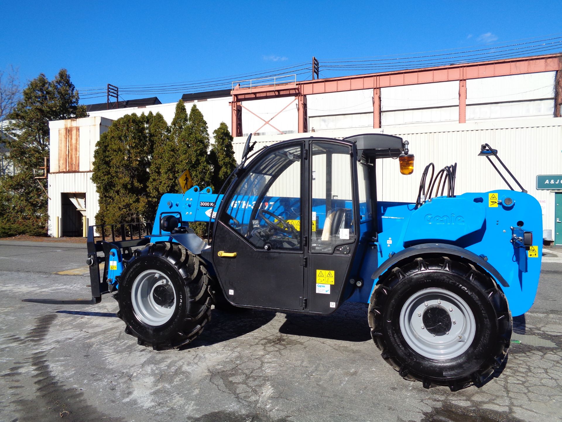 New Unused 2018 Genie GTH3007 Telescopic Forklift 6,600 lbs - Enclosed Cab - Image 18 of 23