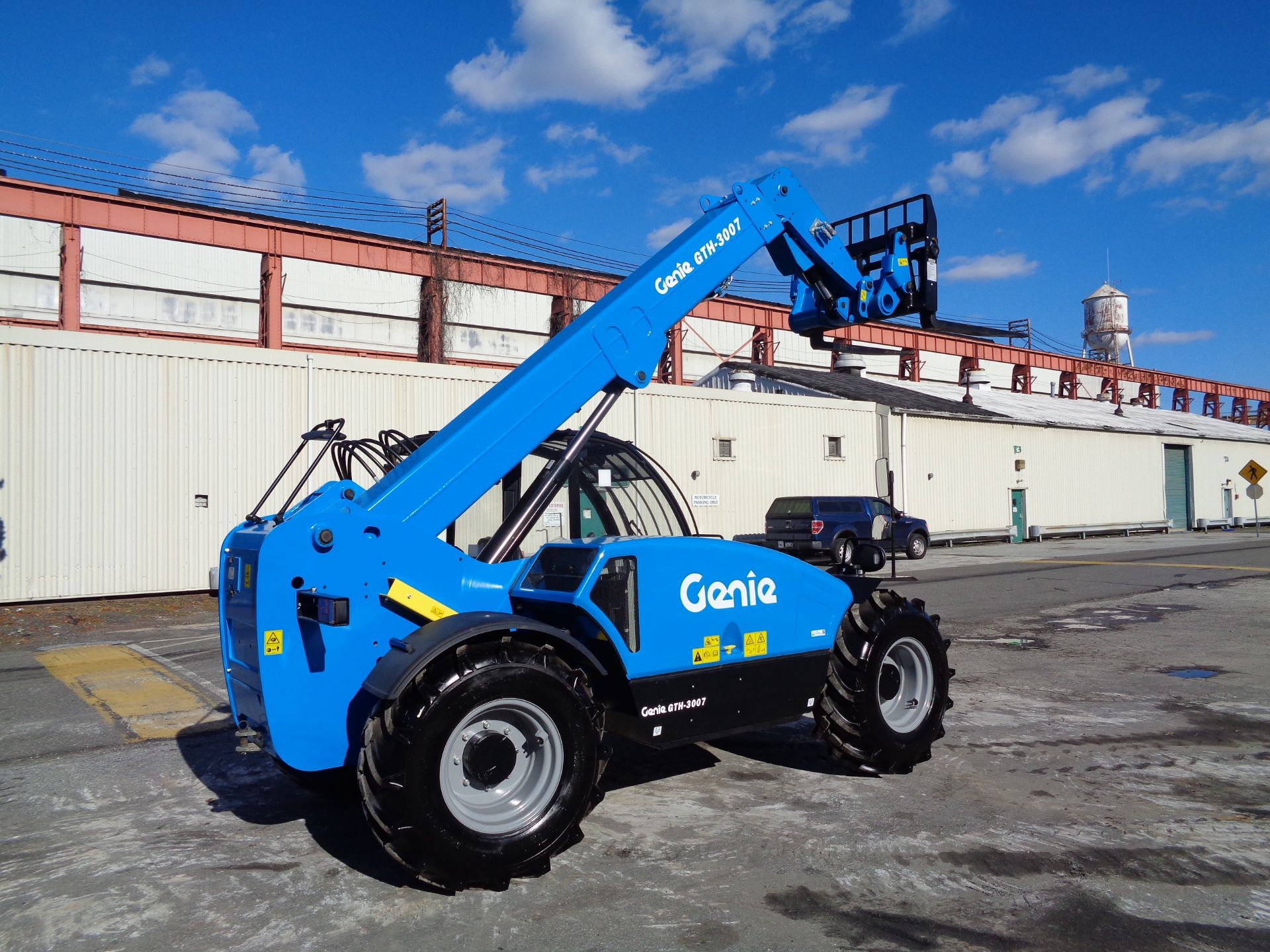 New Unused 2018 Genie GTH3007 Telescopic Forklift 6,600 lbs - Enclosed Cab - Image 3 of 23