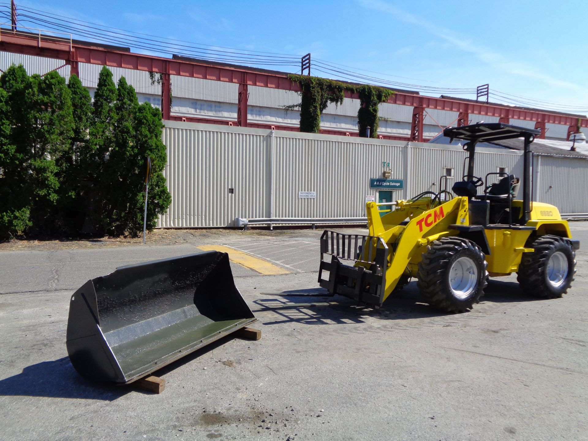 TCM E820-2 Articulating Wheel Loader - Includes Forks Attachment - Image 11 of 12