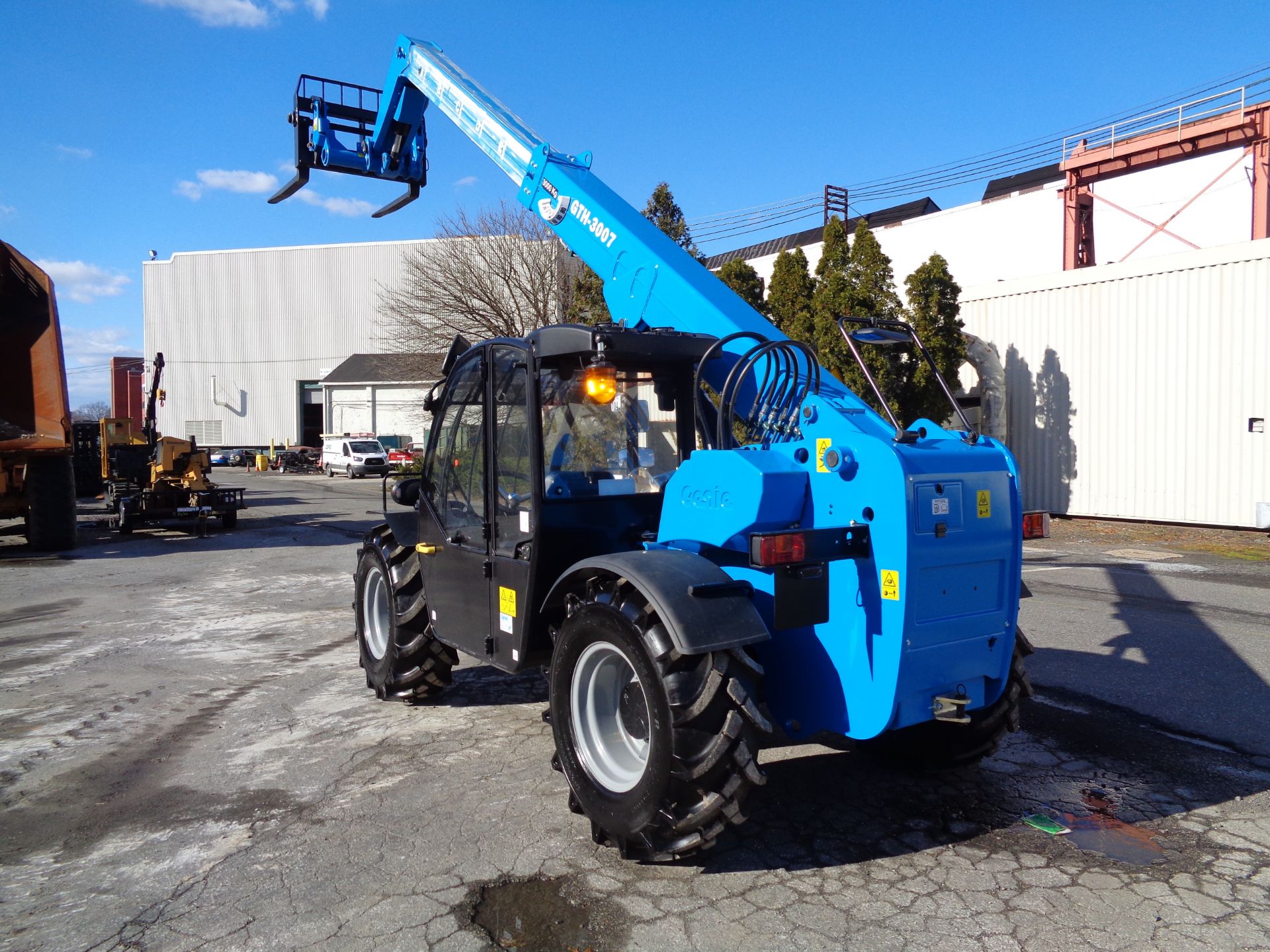 New Unused 2018 Genie GTH3007 Telescopic Forklift 6,600 lbs - Enclosed Cab - Image 11 of 23