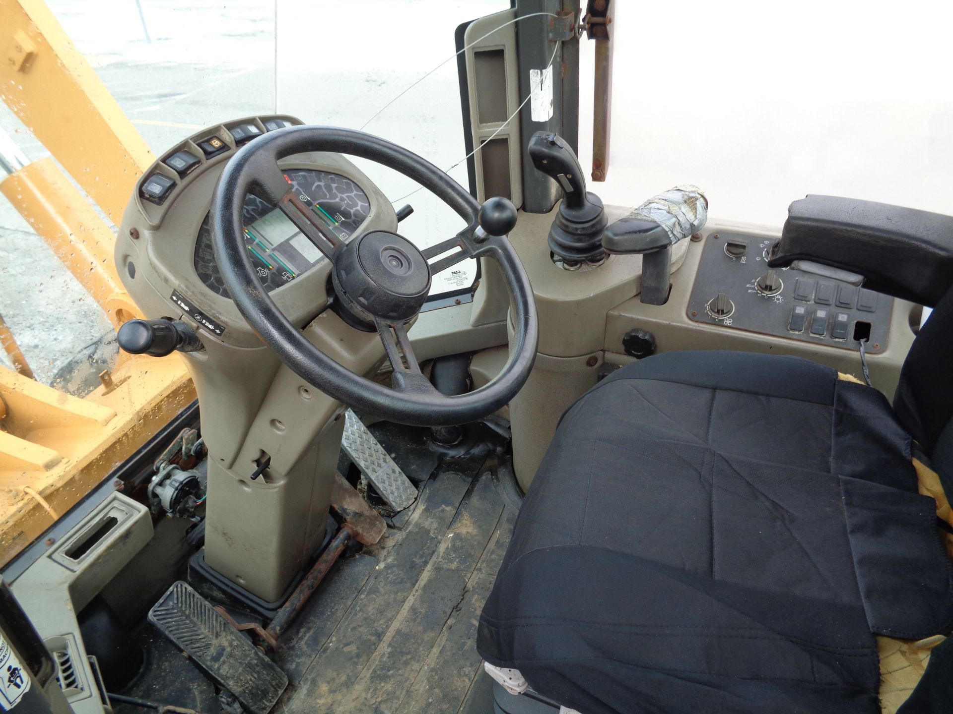 Case 621D Wheel Loader - Image 30 of 30