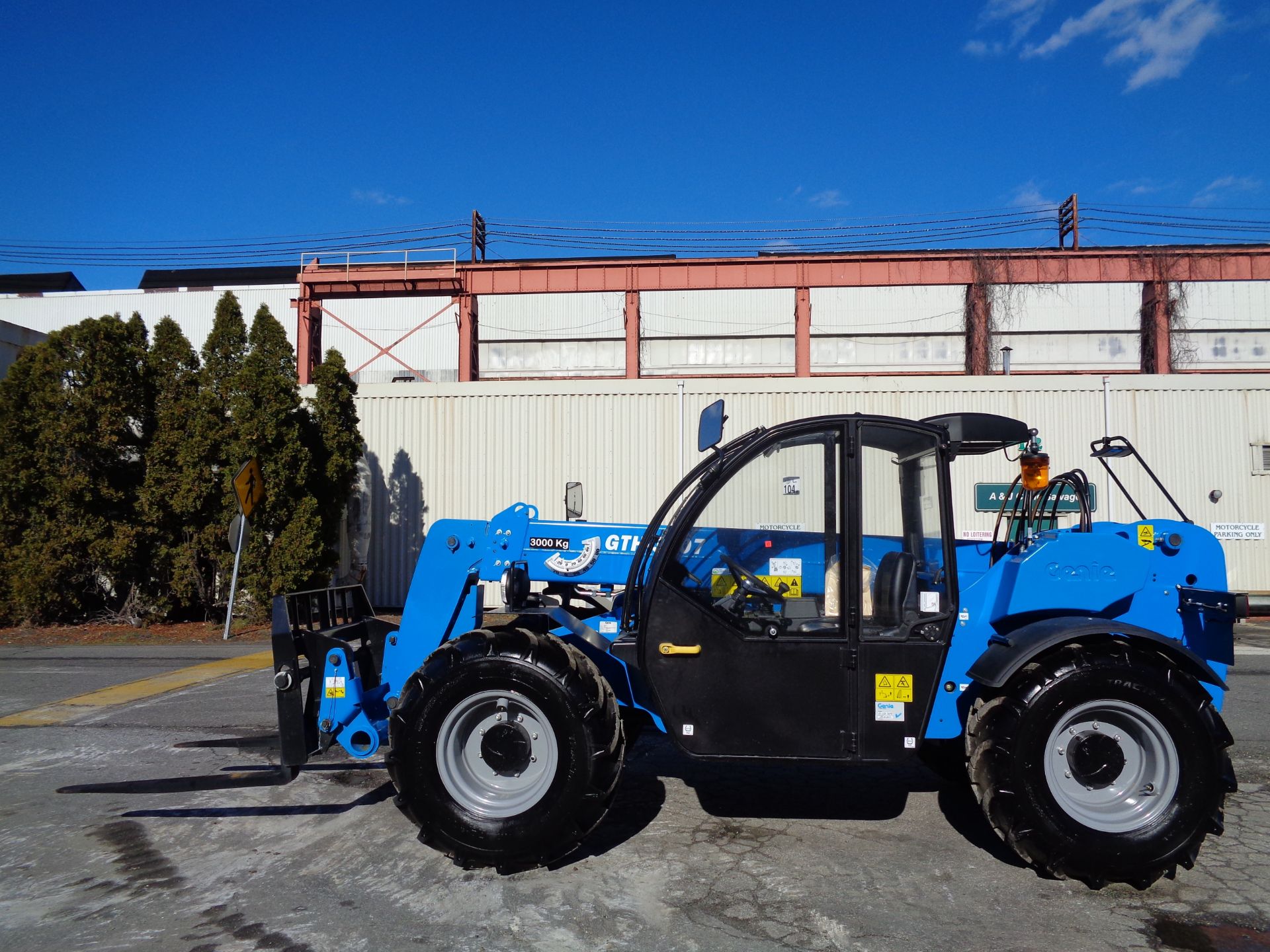 New Unused 2018 Genie GTH3007 Telescopic Forklift 6,600 lbs - Enclosed Cab - Image 2 of 23
