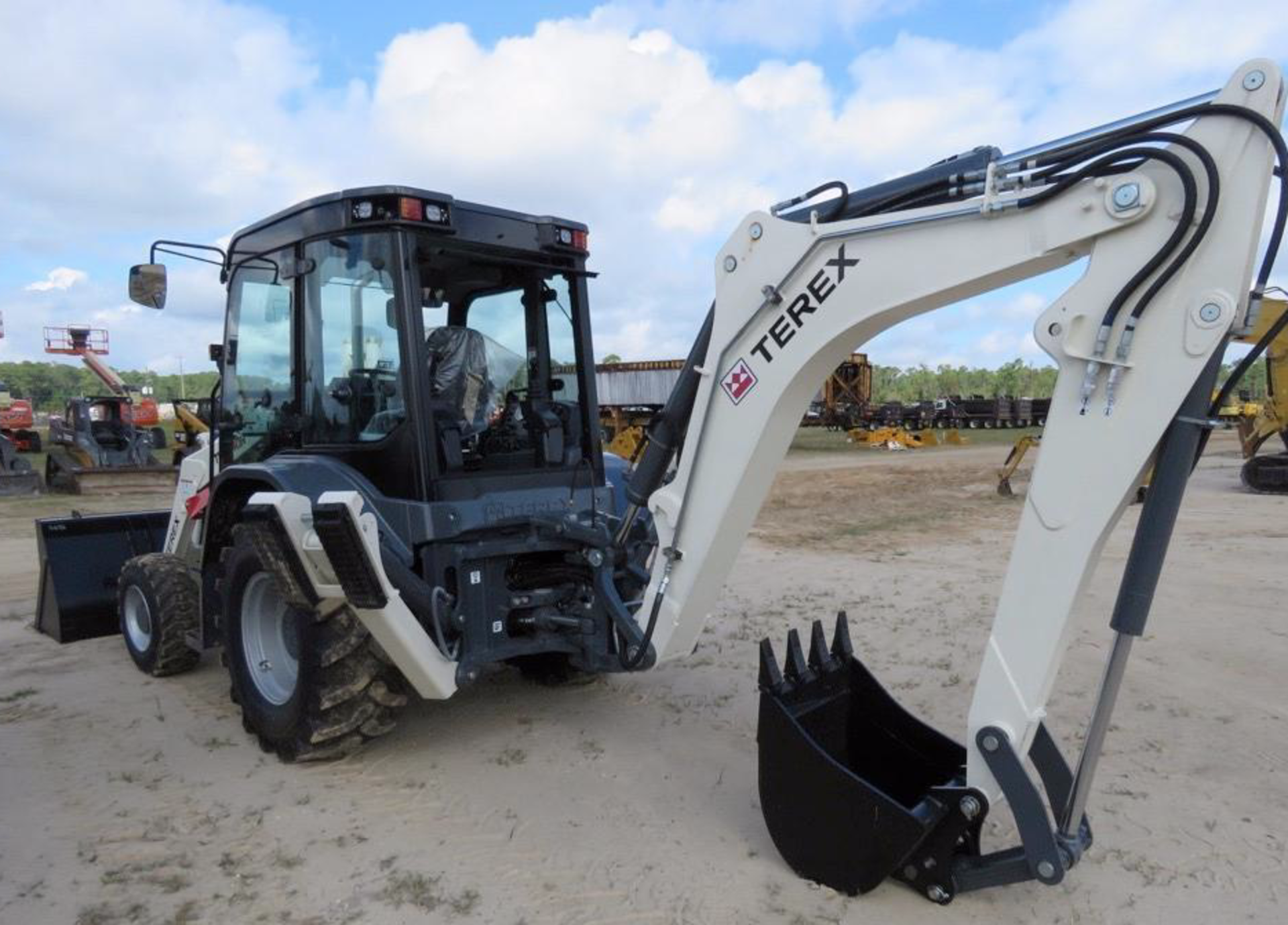 UNUSED NEW 2018 Terex 840R Backhoe - 4x4 - Image 16 of 20