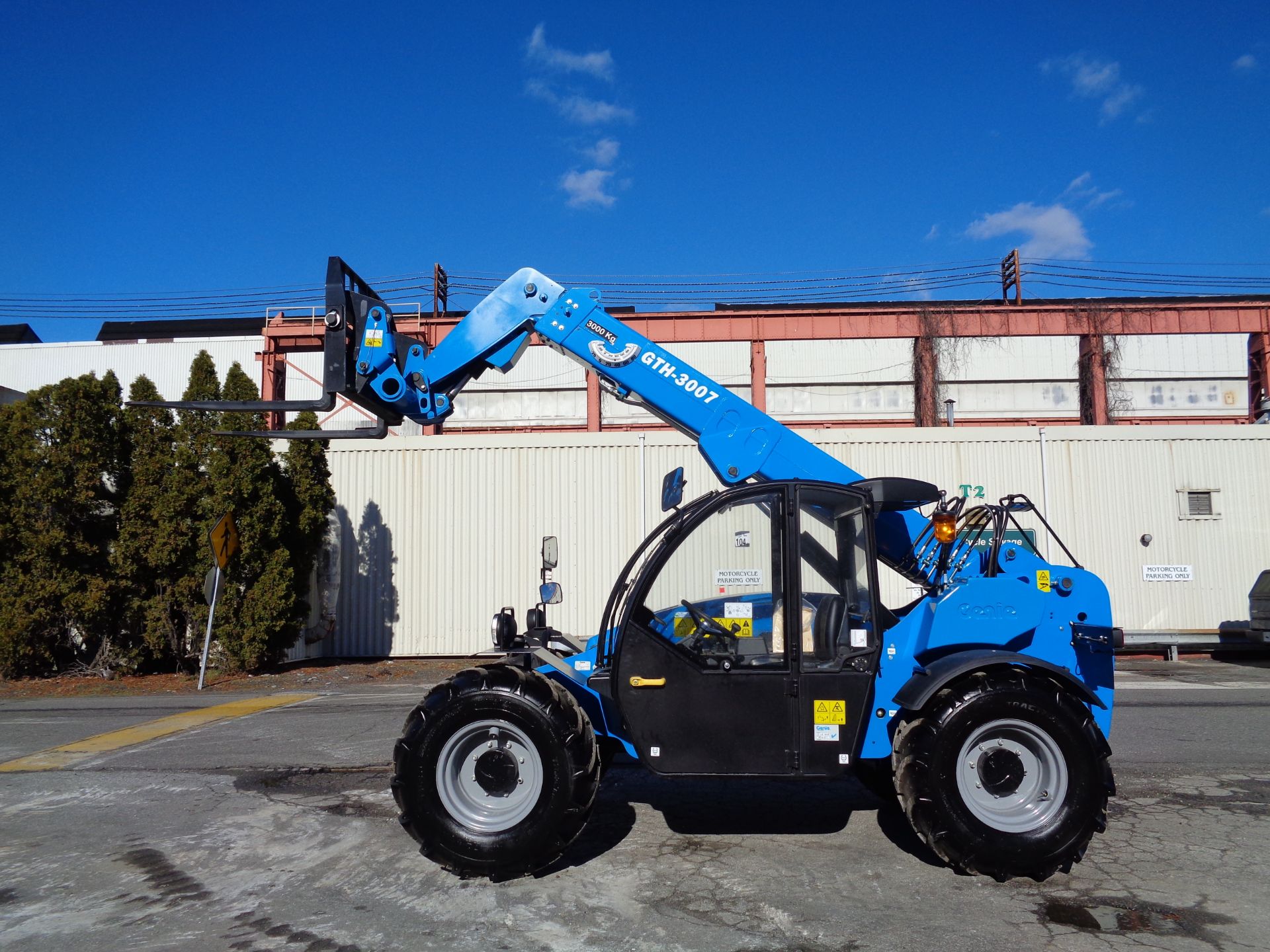New Unused 2018 Genie GTH3007 Telescopic Forklift 6,600 lbs - Enclosed Cab - Image 13 of 23