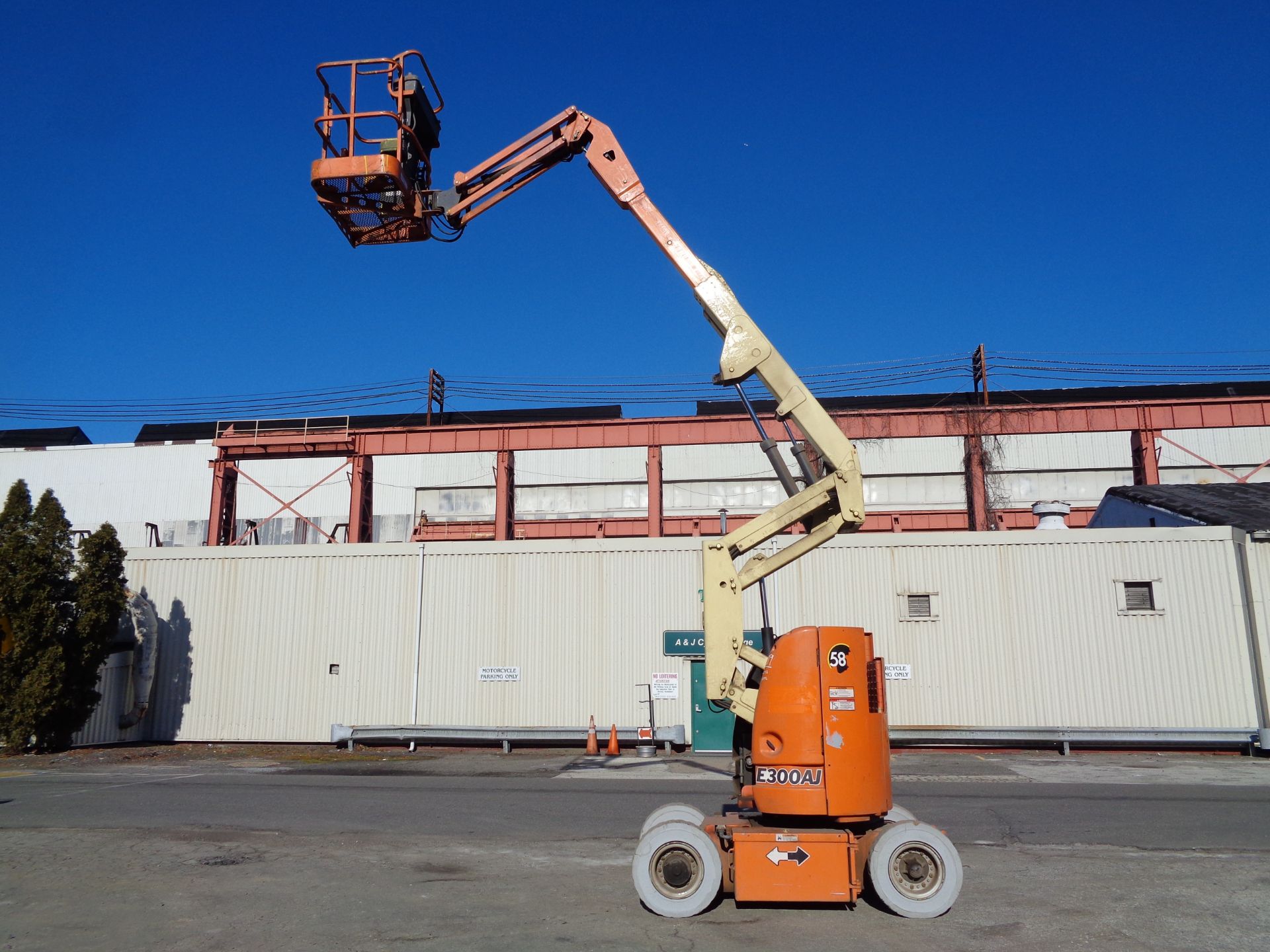 JLG E300AJ 30ft Electric Boom Lift - Image 5 of 23