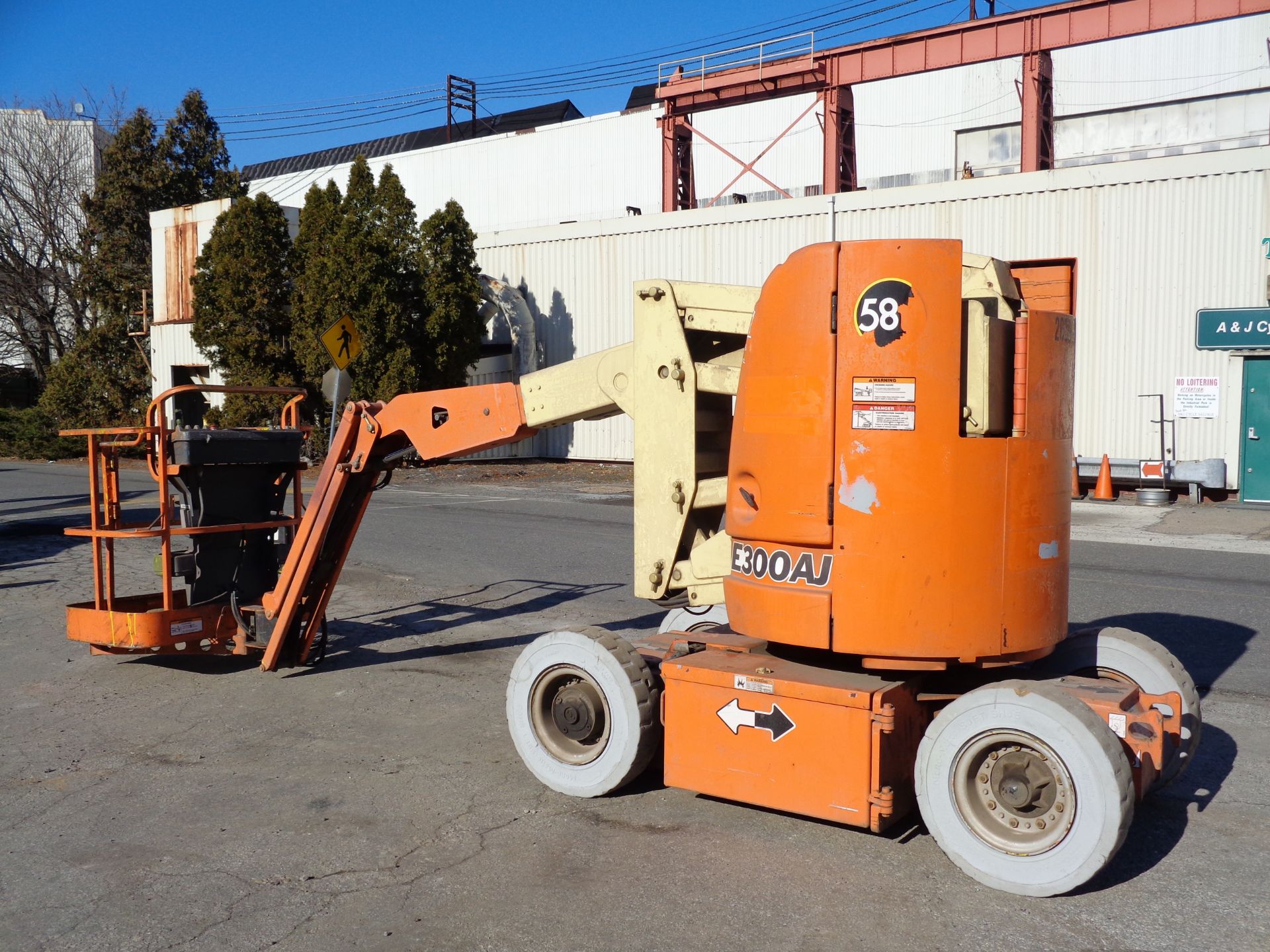 JLG E300AJ 30ft Electric Boom Lift - Image 14 of 23