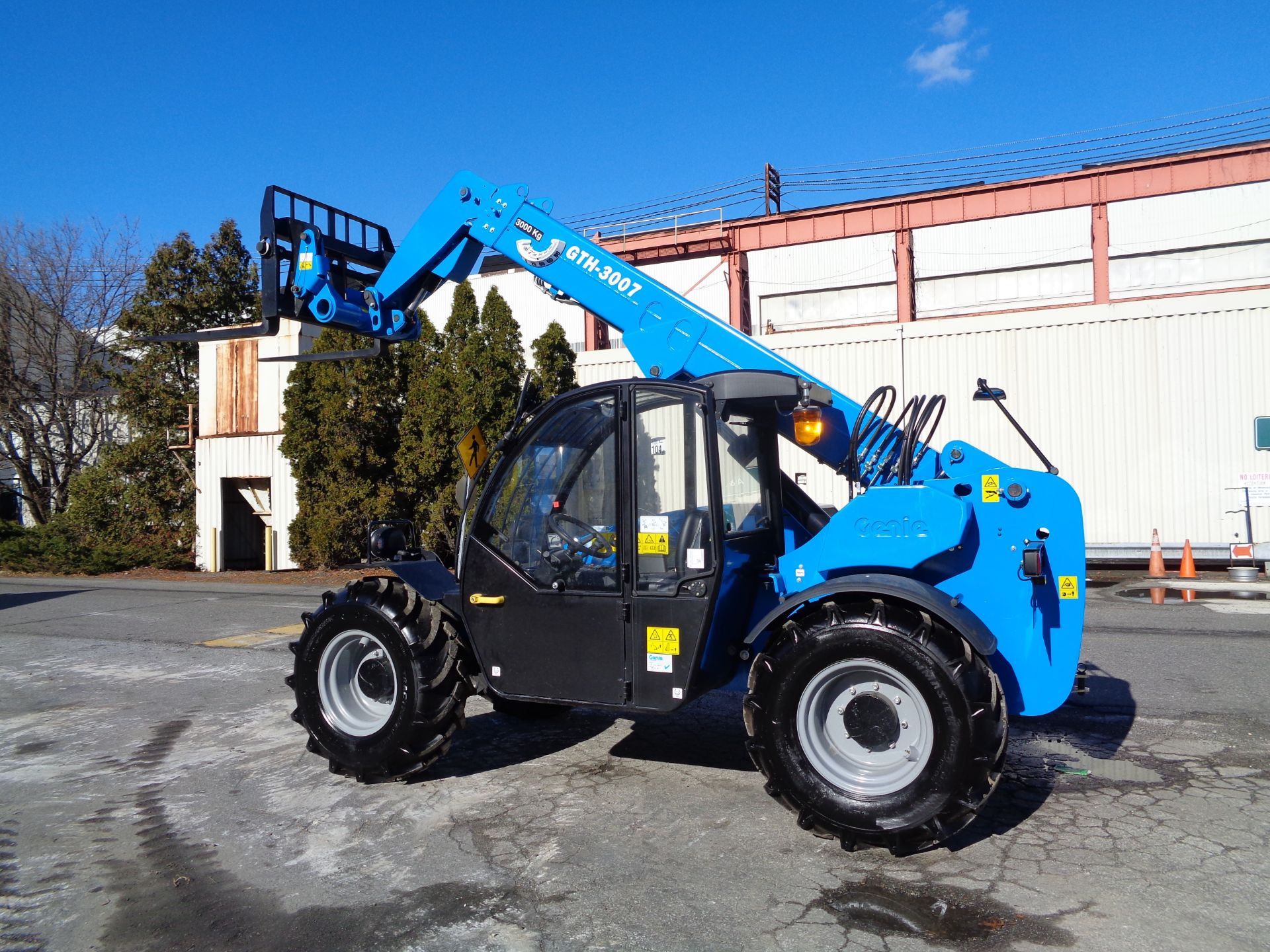 New Unused 2018 Genie GTH3007 Telescopic Forklift 6,600 lbs - Enclosed Cab - Image 14 of 23