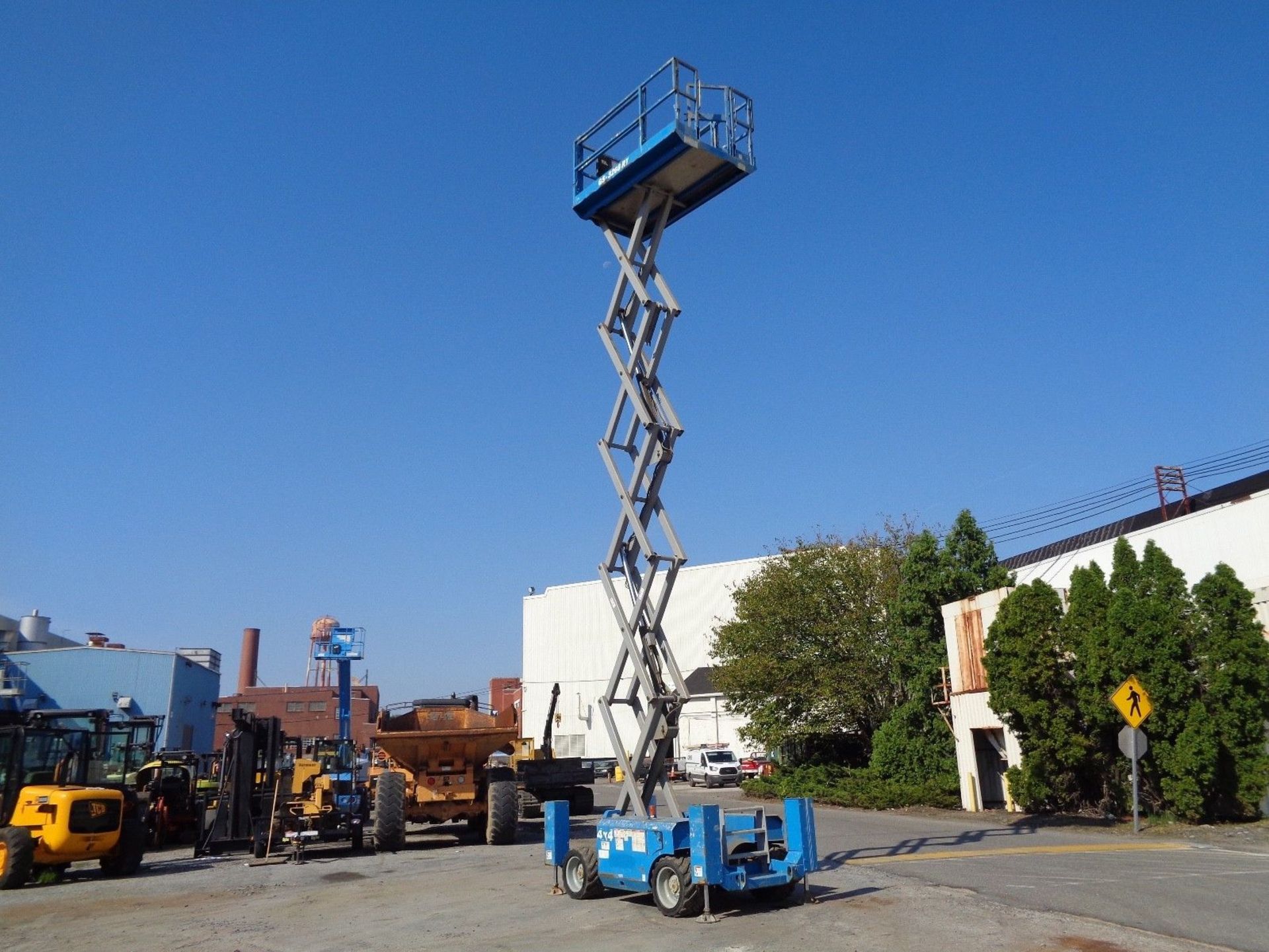 2011 Genie GS3268RT 32ft Rough Terrain 4x4 Scissor Lift - Image 2 of 10