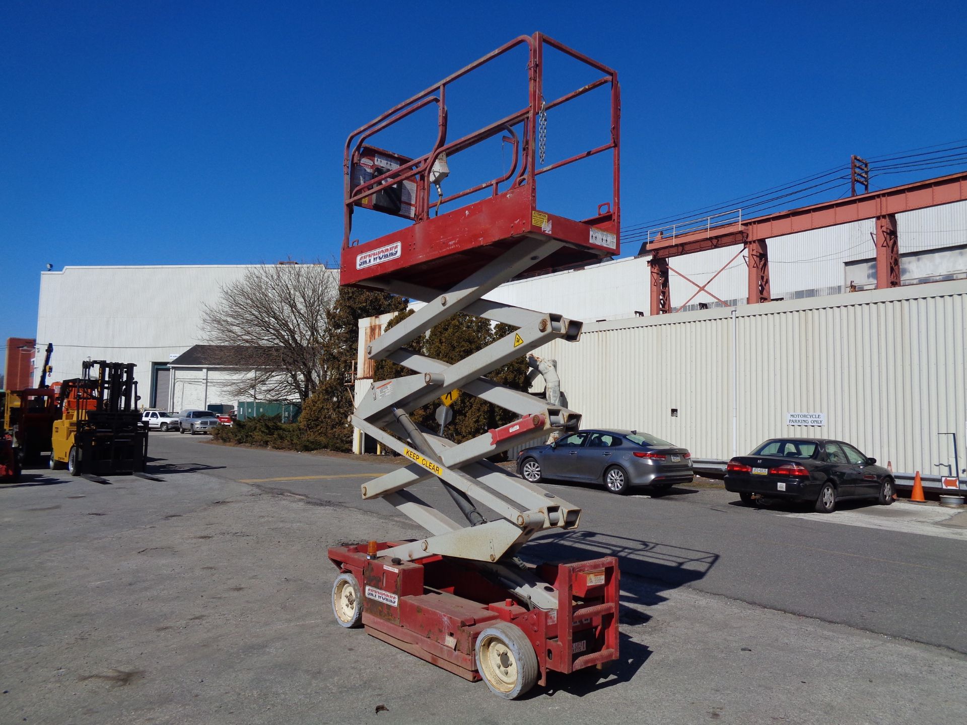 MEC 2633ES Scissor Lift 26 ft Height - Image 9 of 19