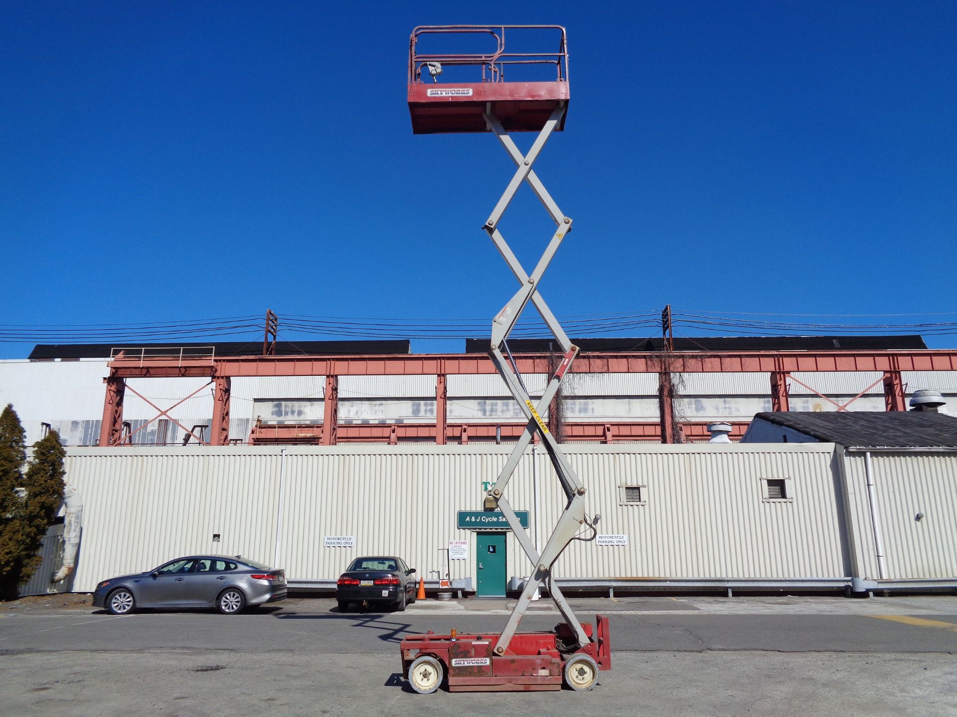 MEC 2633ES Scissor Lift 26 ft Height - Image 8 of 19