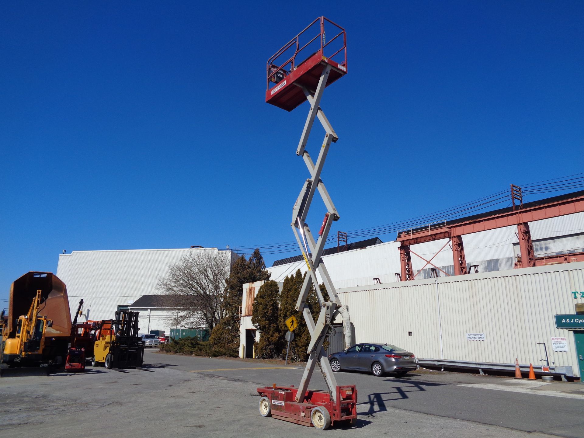 MEC 2633ES Scissor Lift 26 ft Height - Image 3 of 19