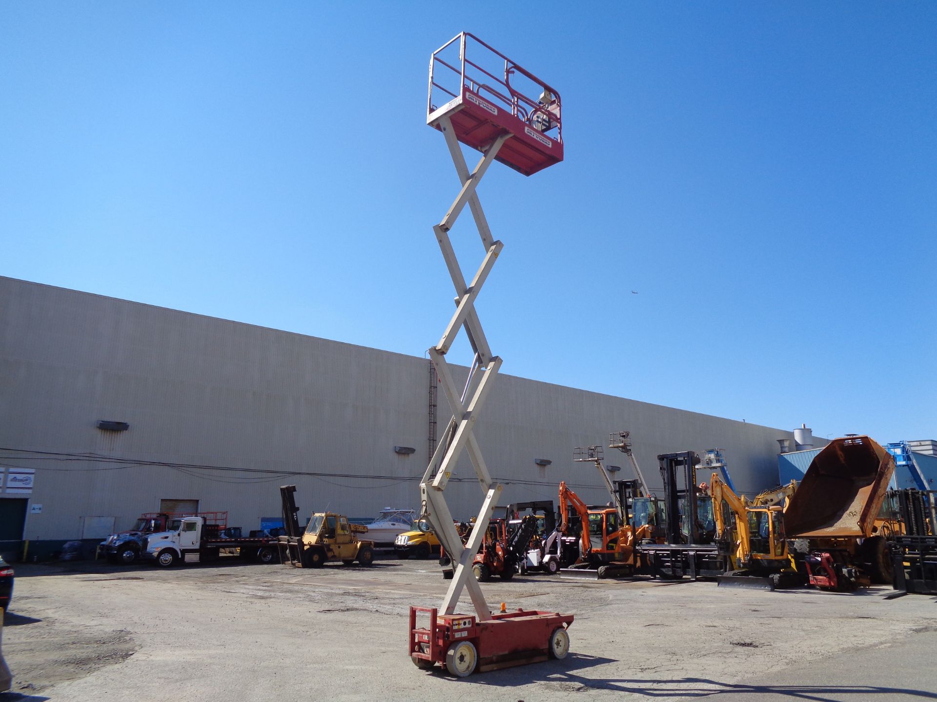 MEC 2633ES Scissor Lift 26 ft Height - Image 4 of 19