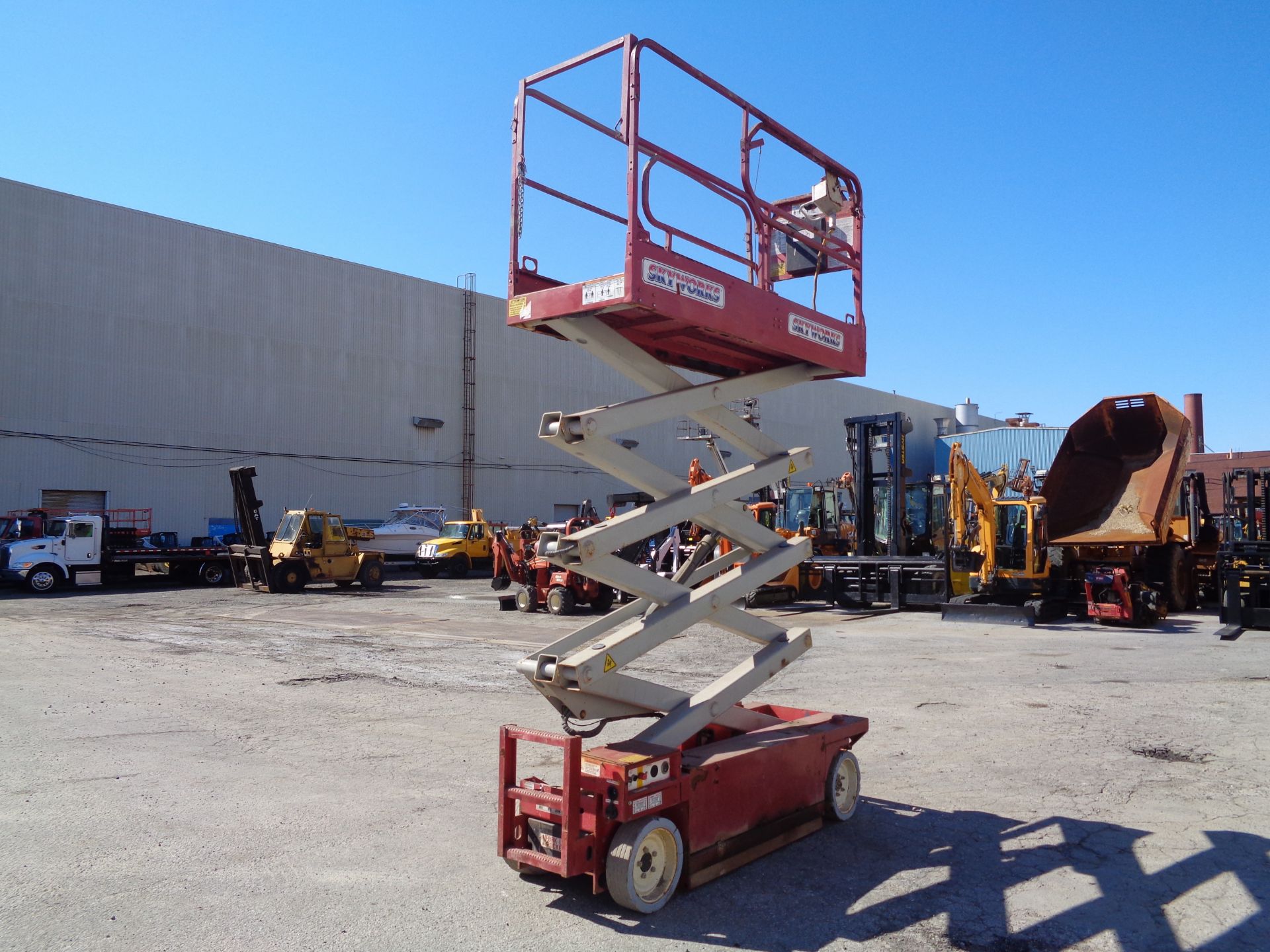 MEC 2633ES Scissor Lift 26 ft Height - Image 10 of 19