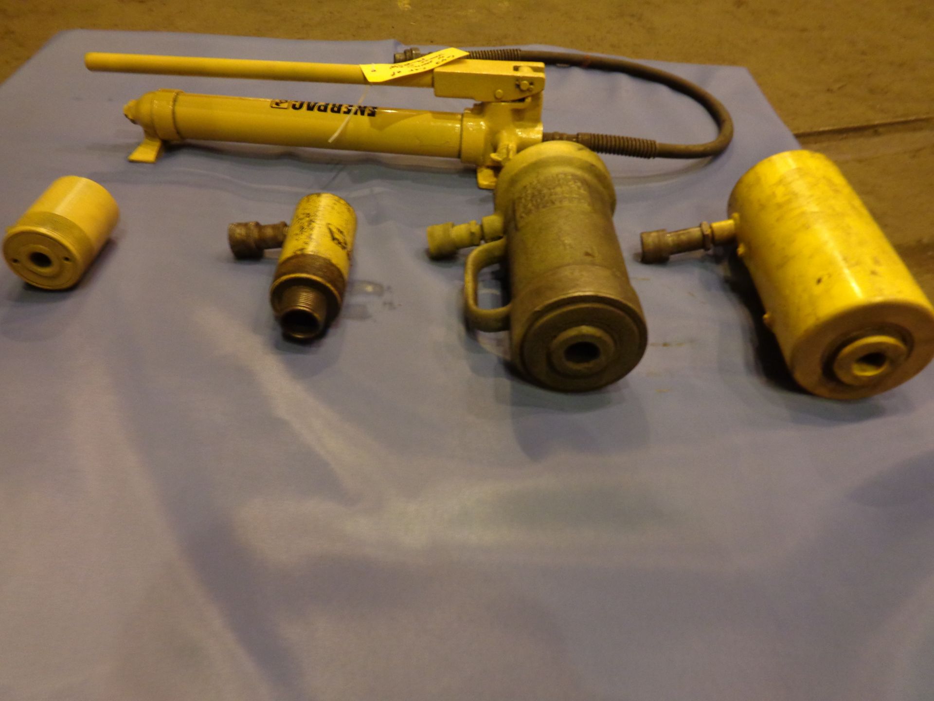 Lot of 4 Hollow Cylinder Jacks with Pump (643) - Image 7 of 9