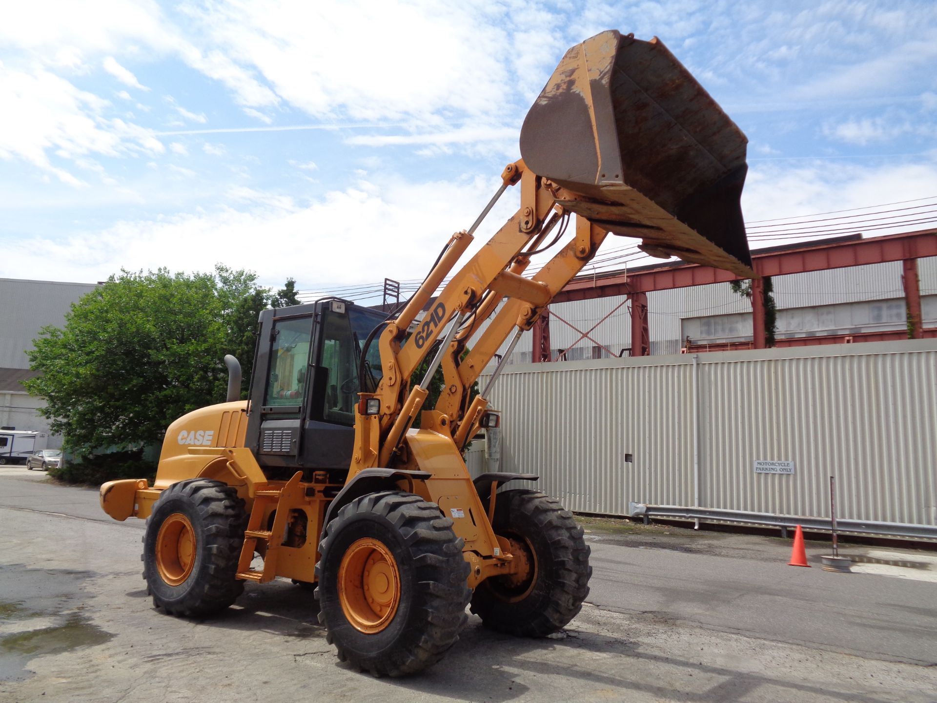 Case 621D Wheel Loader - Image 4 of 18