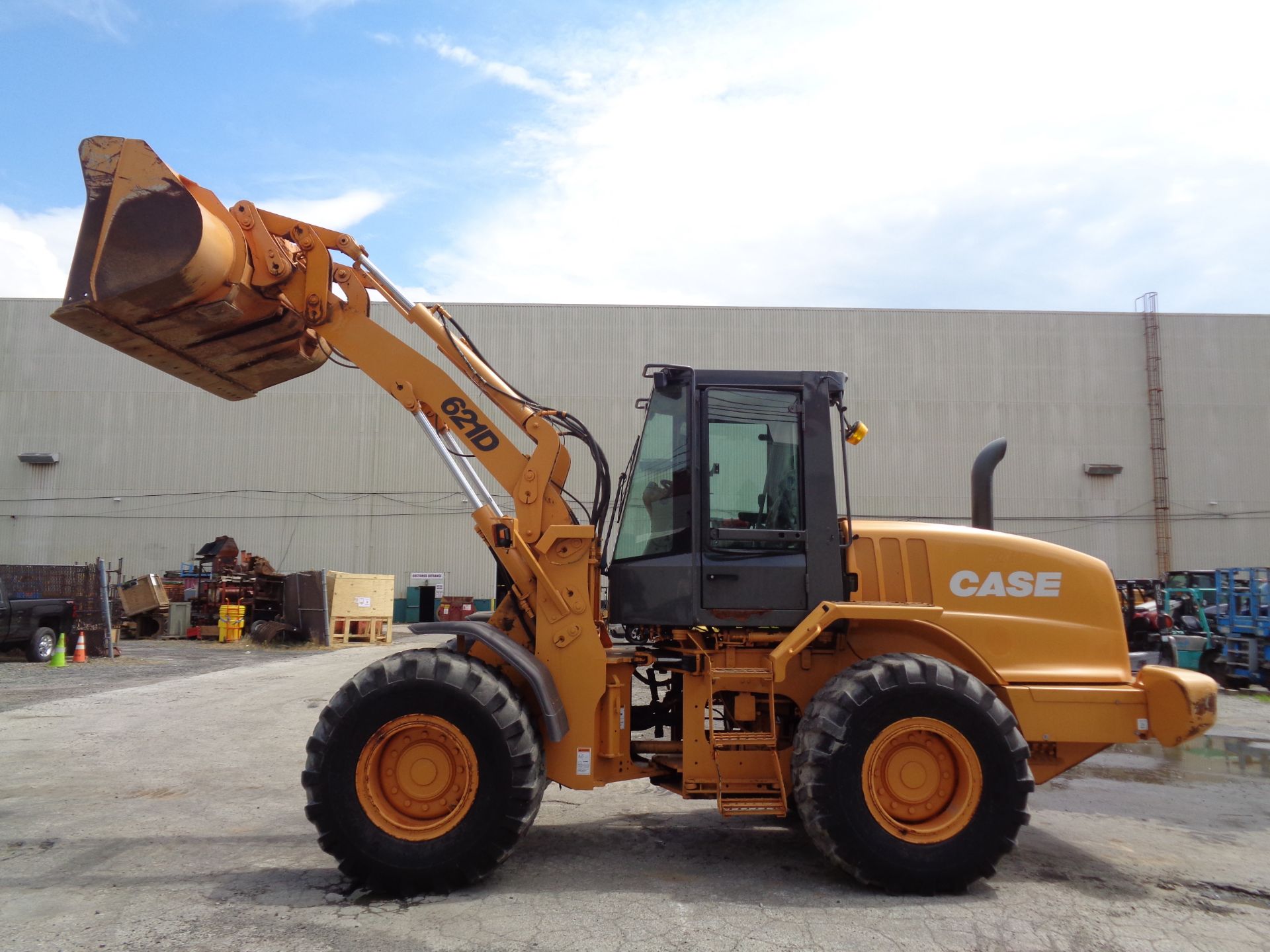 Case 621D Wheel Loader - Image 6 of 18