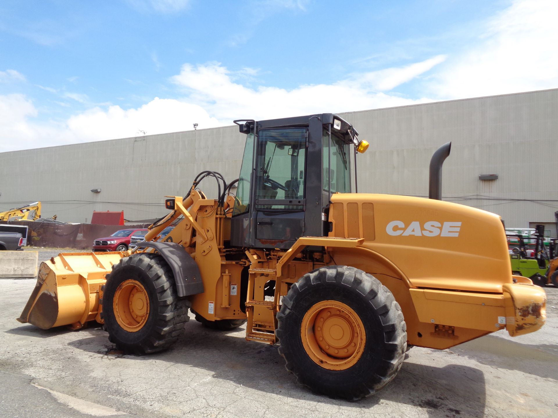 Case 621D Wheel Loader - Image 7 of 18