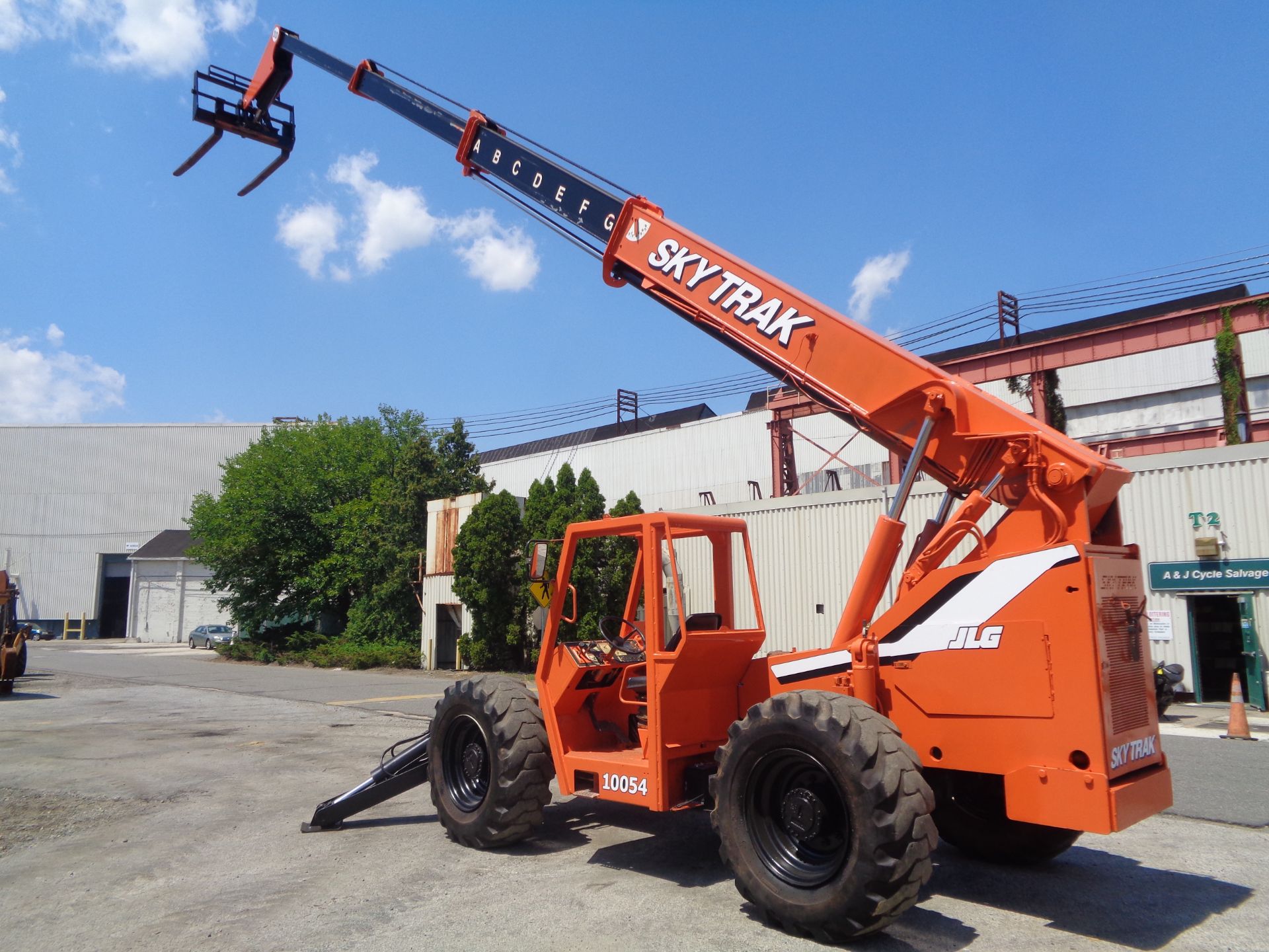 SkyTrack 10054 10,000lbs Telescopic forklift - Image 4 of 13