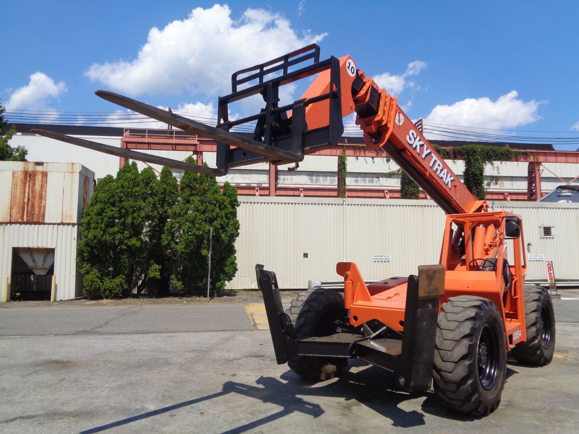 SkyTrack 10054 10,000lbs Telescopic forklift - Image 9 of 13