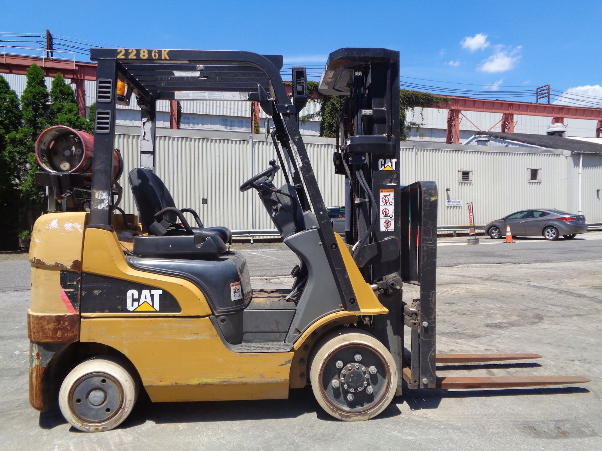 2013 Caterpillar 2C5000 5,000lbs Forklift - Image 13 of 15