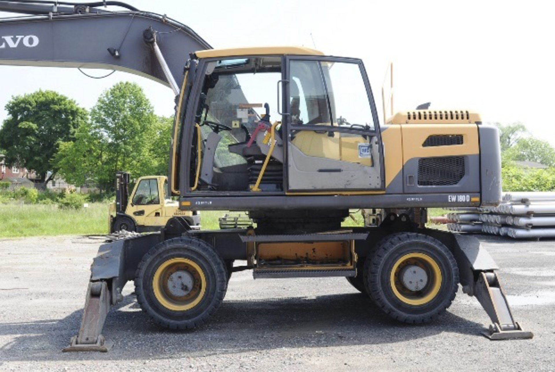 2013 Volvo EW180D Wheel Excavator with Sheer - Image 9 of 13