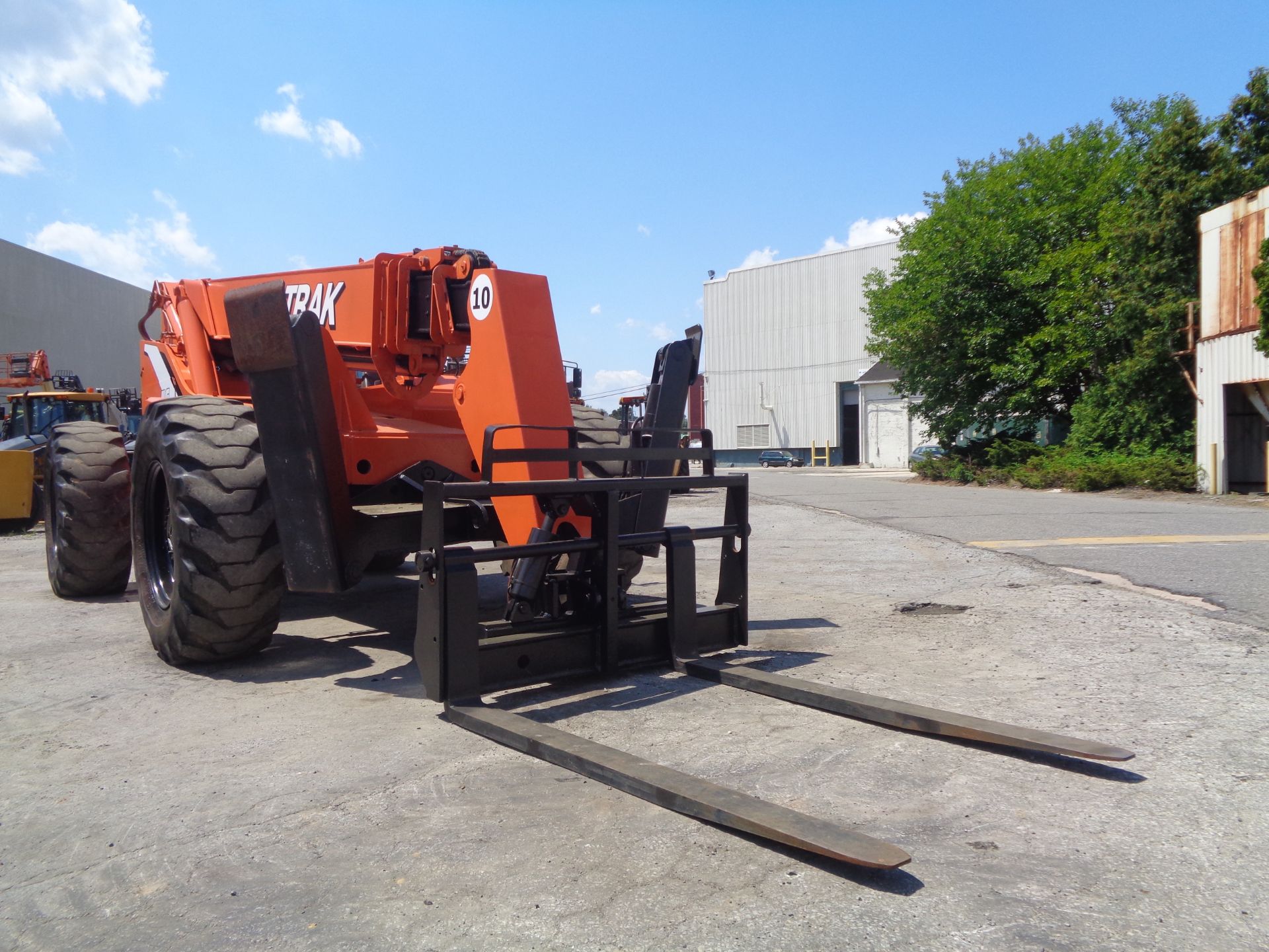 SkyTrack 10054 10,000lbs Telescopic forklift - Image 10 of 13
