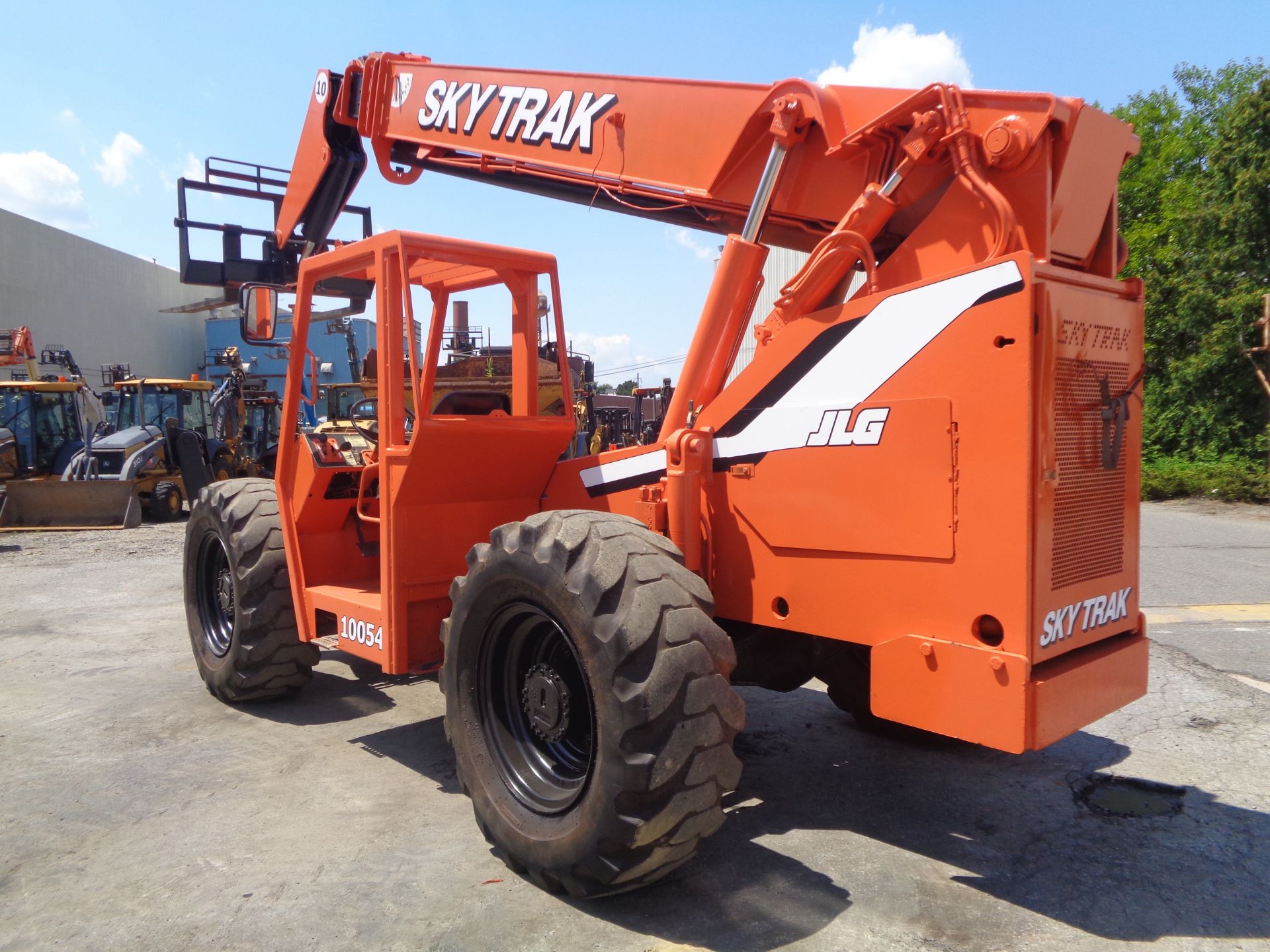SkyTrack 10054 10,000lbs Telescopic forklift - Image 5 of 13