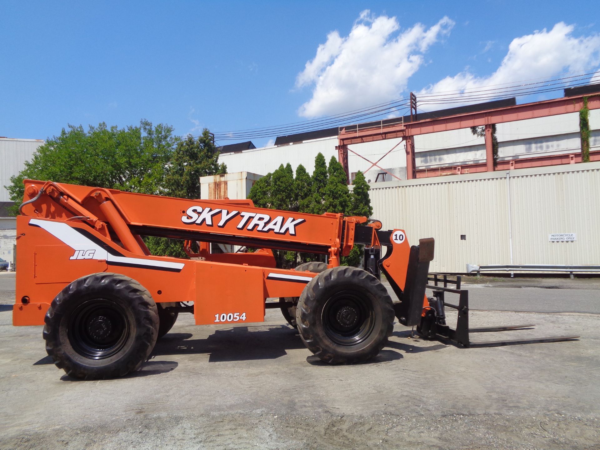 SkyTrack 10054 10,000lbs Telescopic forklift - Image 11 of 13