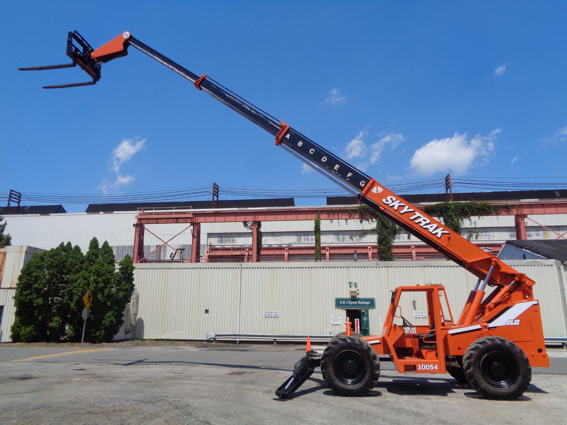 SkyTrack 10054 10,000lbs Telescopic forklift - Image 3 of 13