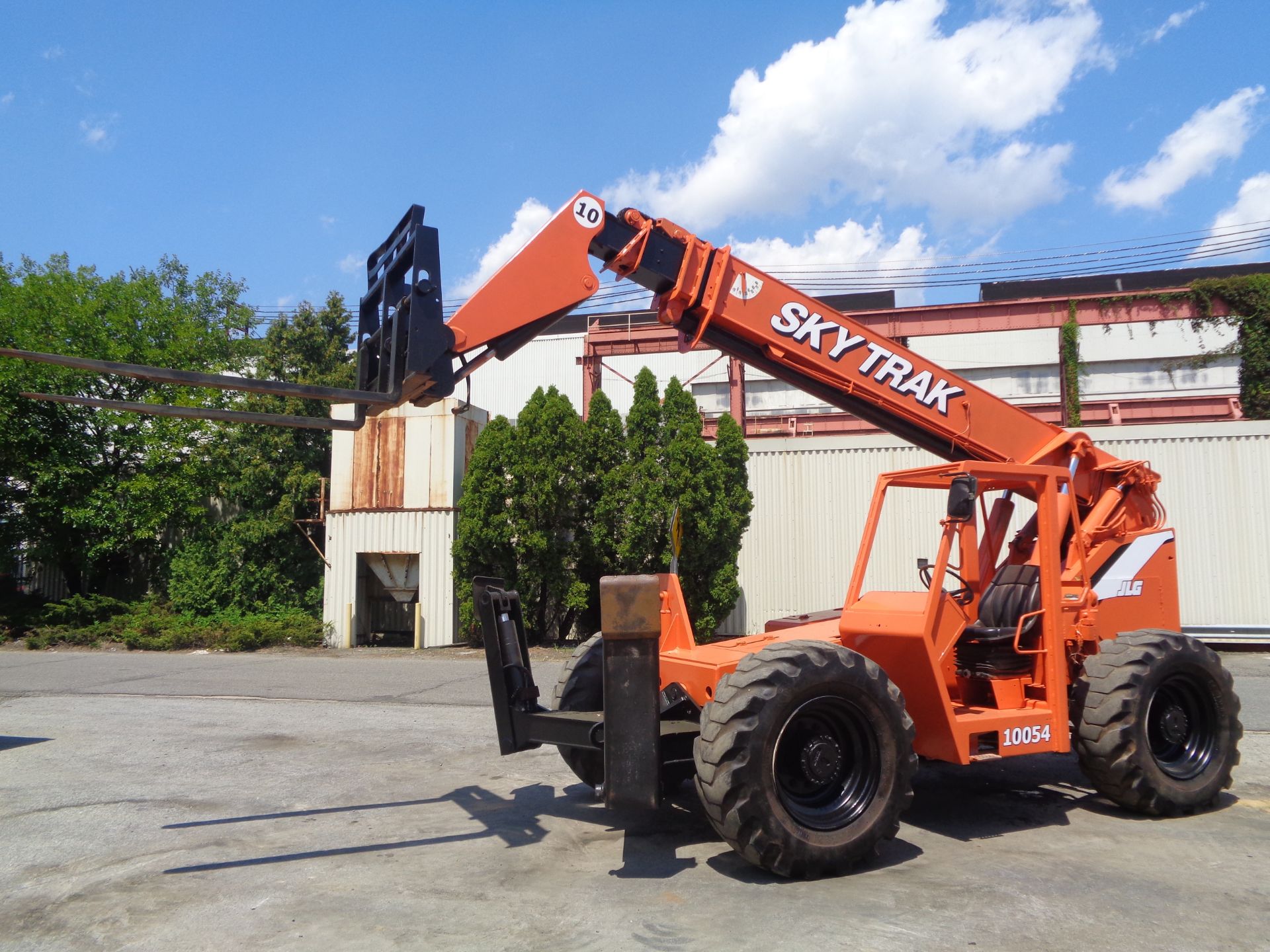 SkyTrack 10054 10,000lbs Telescopic forklift - Image 8 of 13