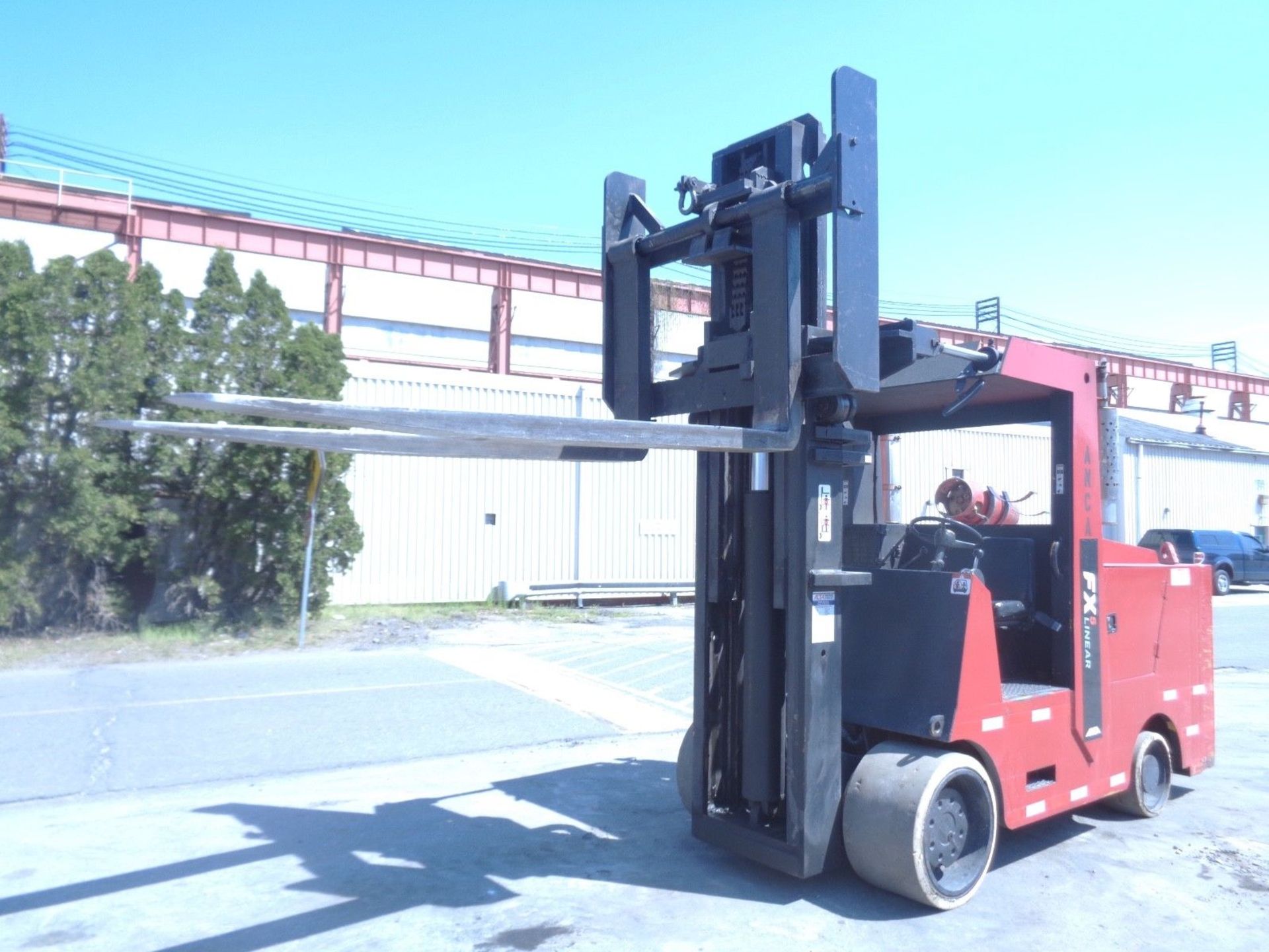 Apache F30004 30,000lbs Forklift - Image 7 of 11