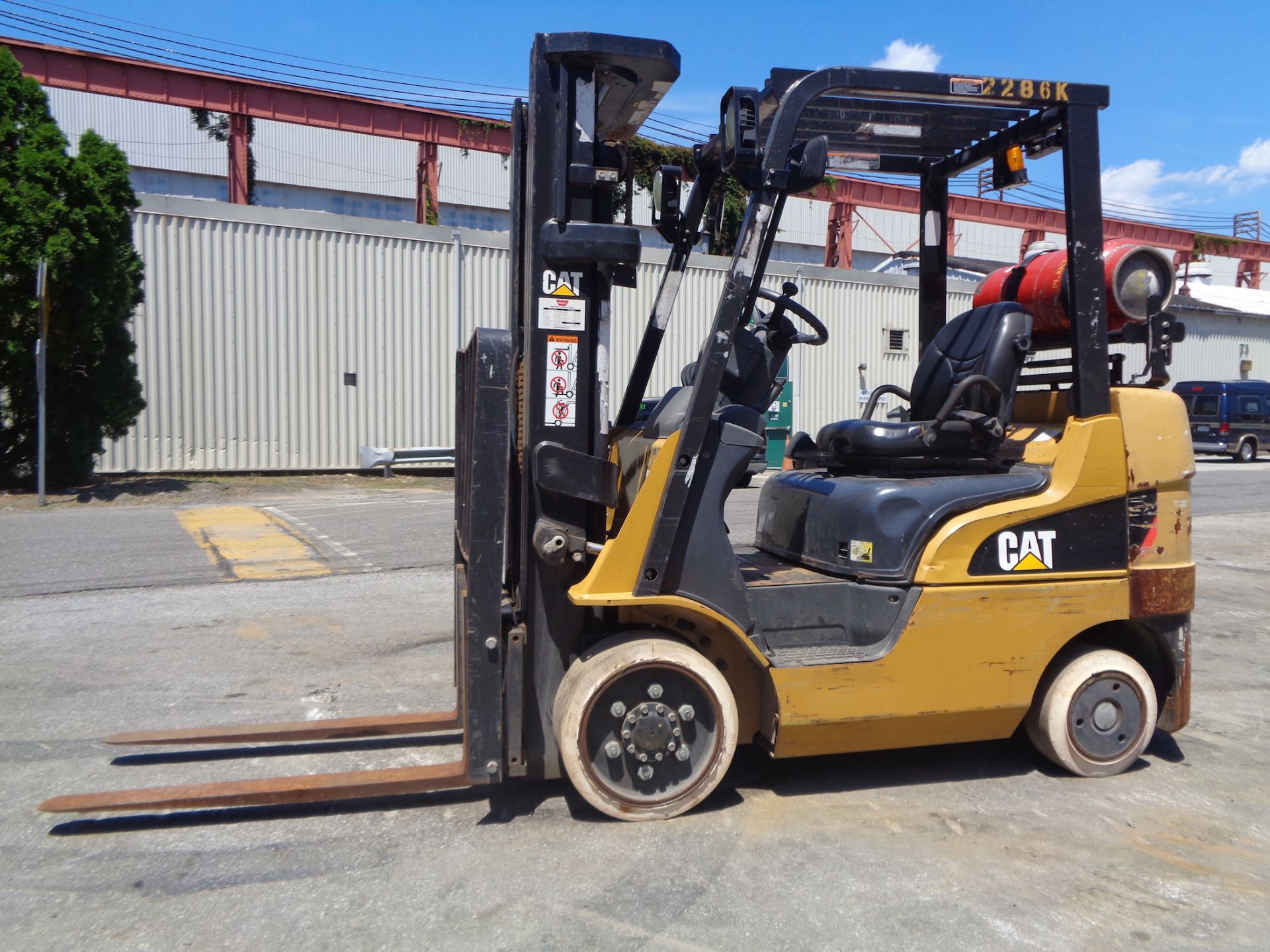 2013 Caterpillar 2C5000 5,000lbs Forklift - Image 5 of 15