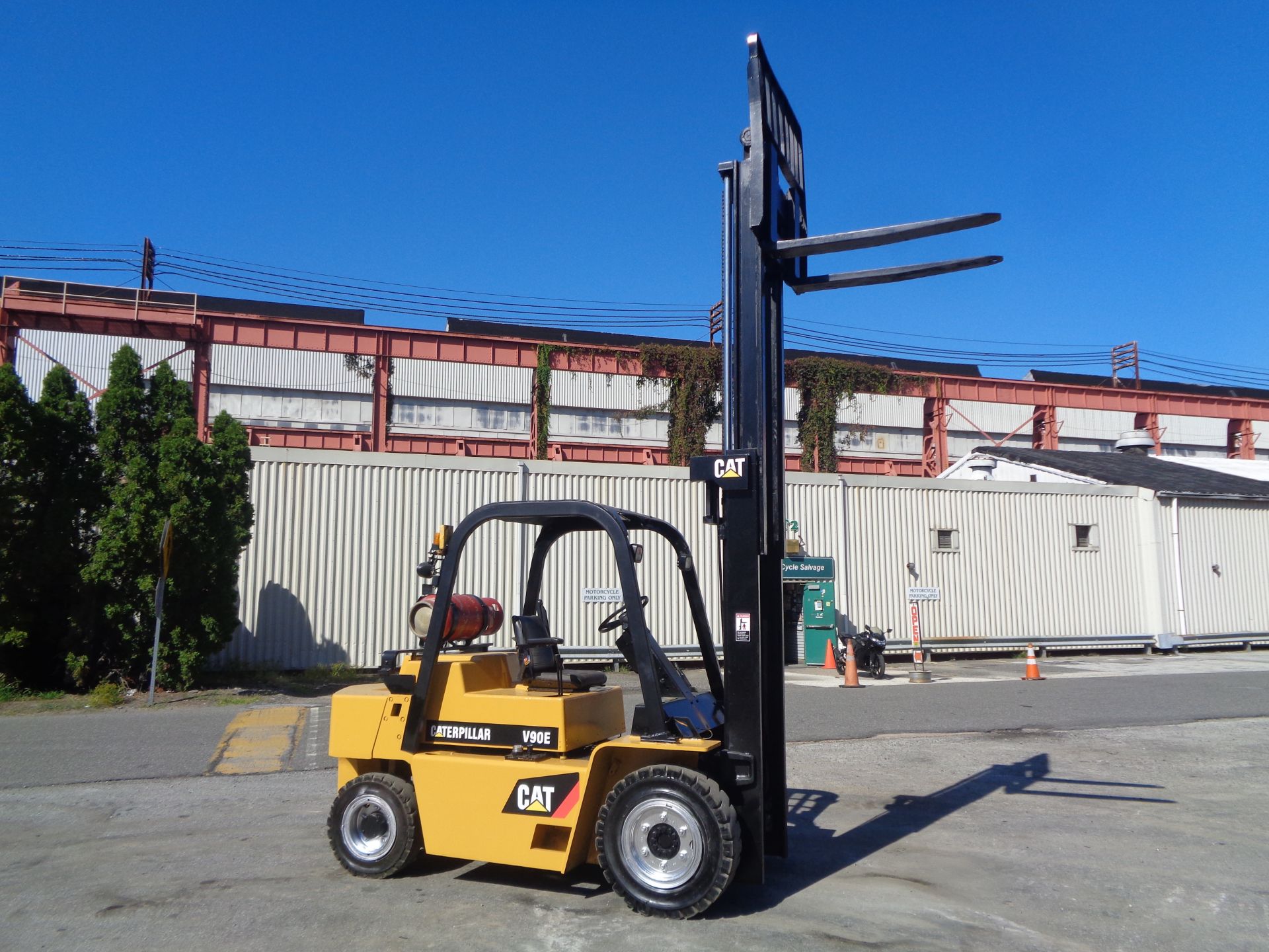 Caterpillar V90E 9,000lbs Forklift - Image 3 of 15