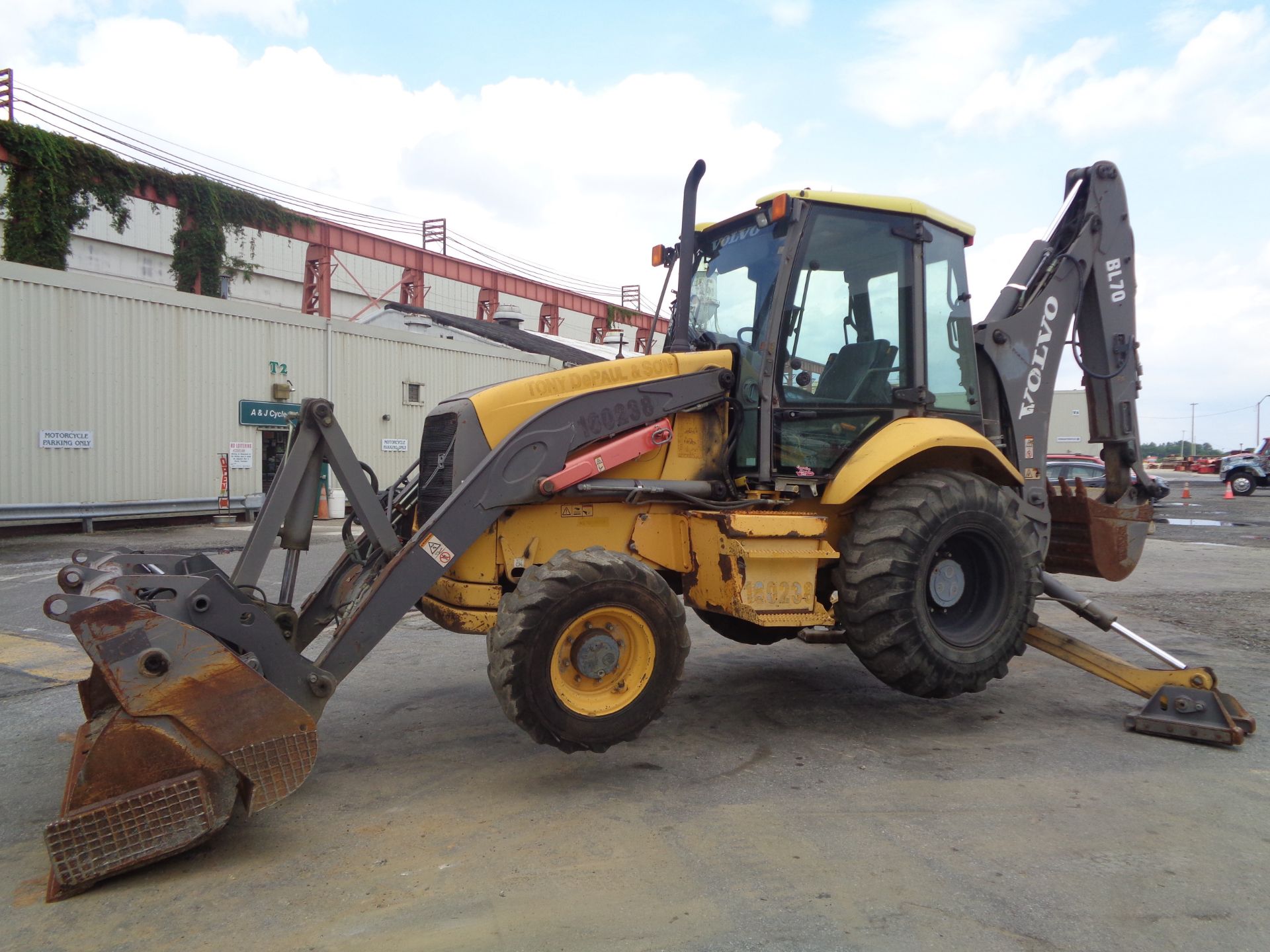 2005 Volvo BL70 Loader Backhoe - Image 27 of 41