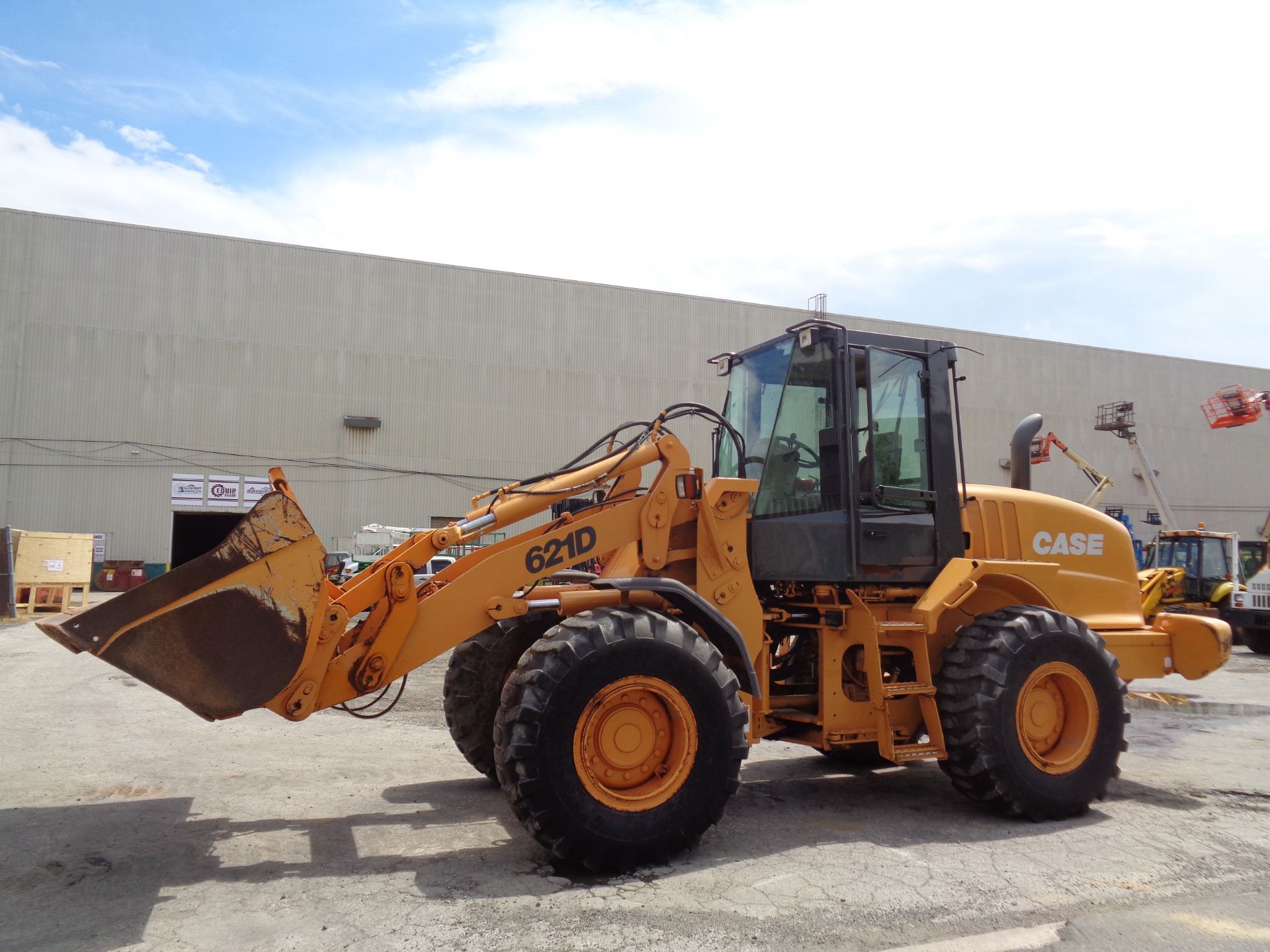 Case 621D Wheel Loader - Image 14 of 17