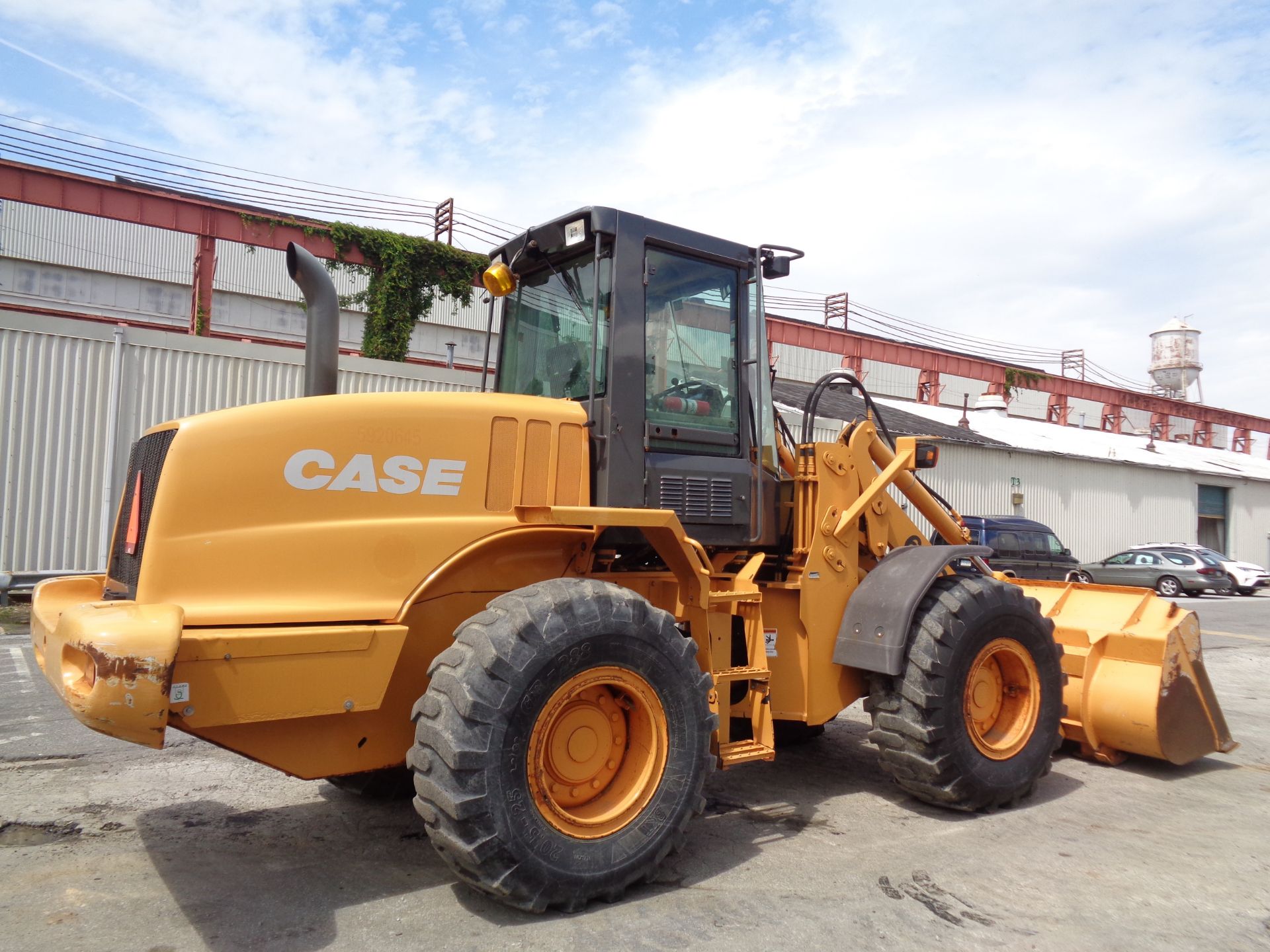 Case 621D Wheel Loader - Image 10 of 17