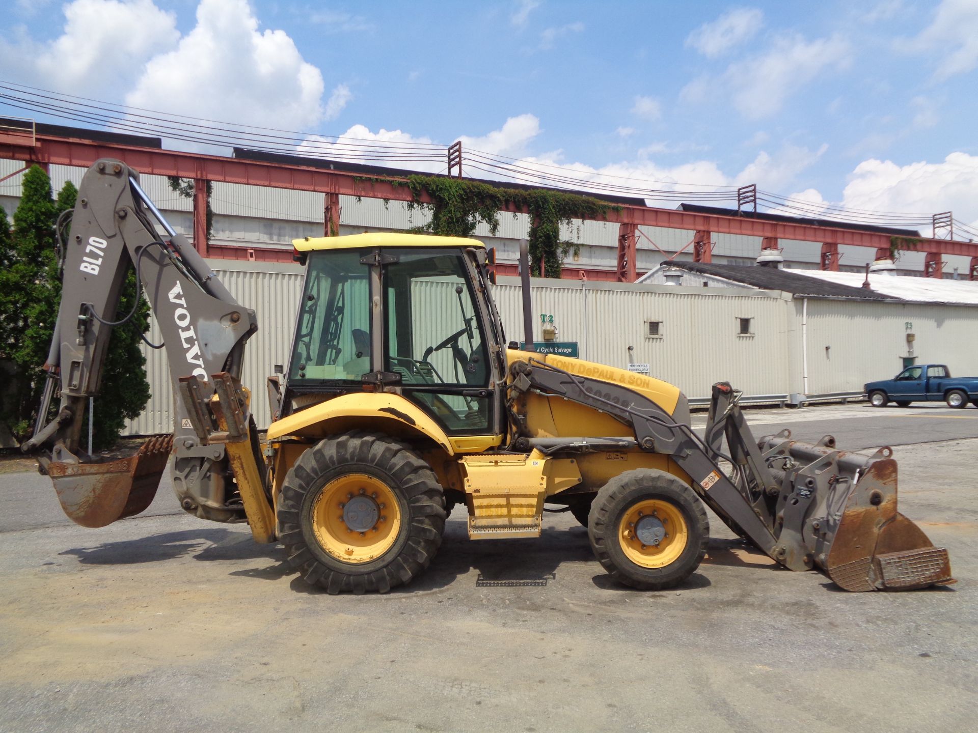 2005 Volvo BL70 Loader Backhoe - Image 2 of 41