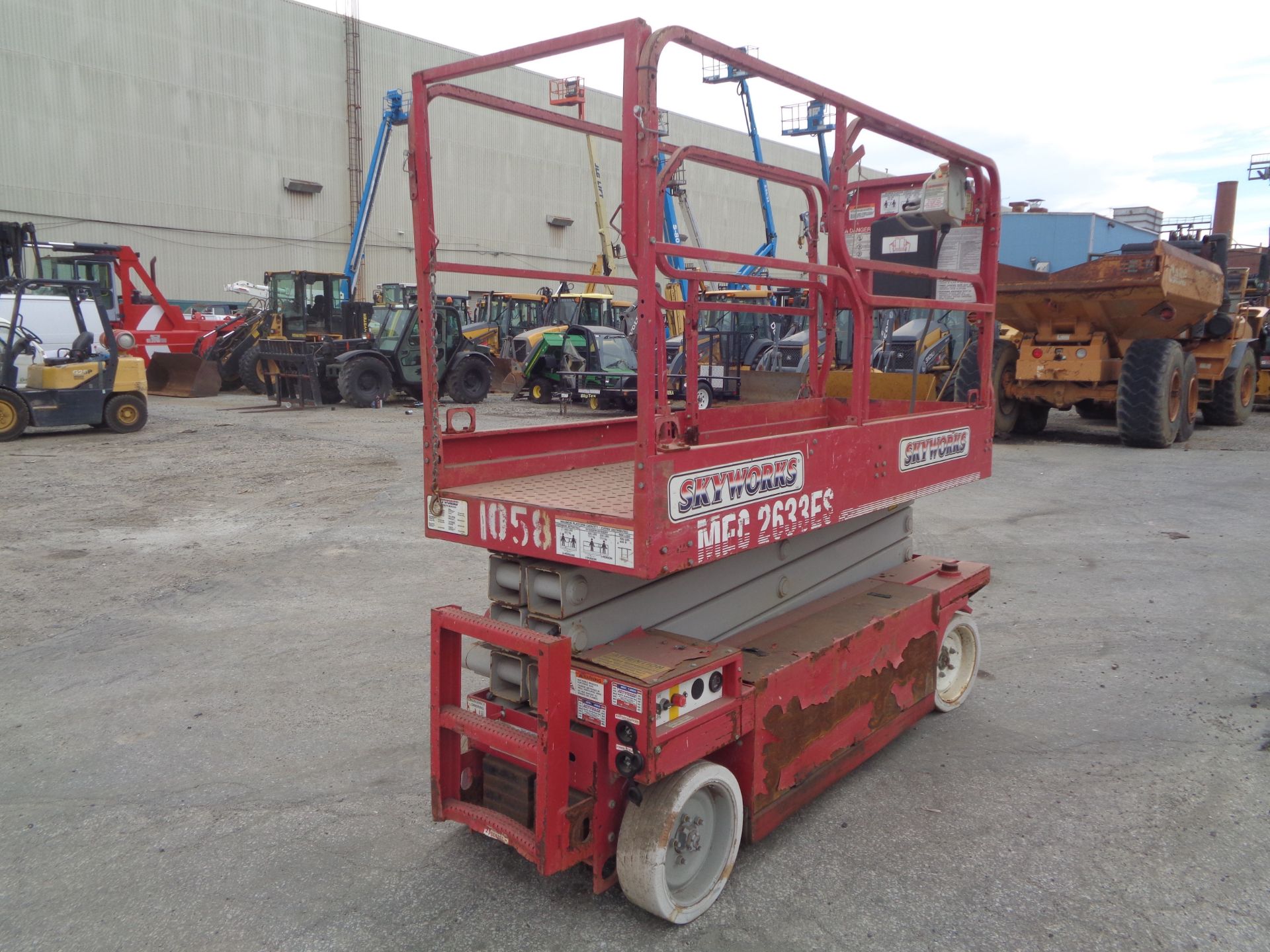 2009 MEC 2633ES Scissor Lift - 26 FT Height - Image 7 of 10