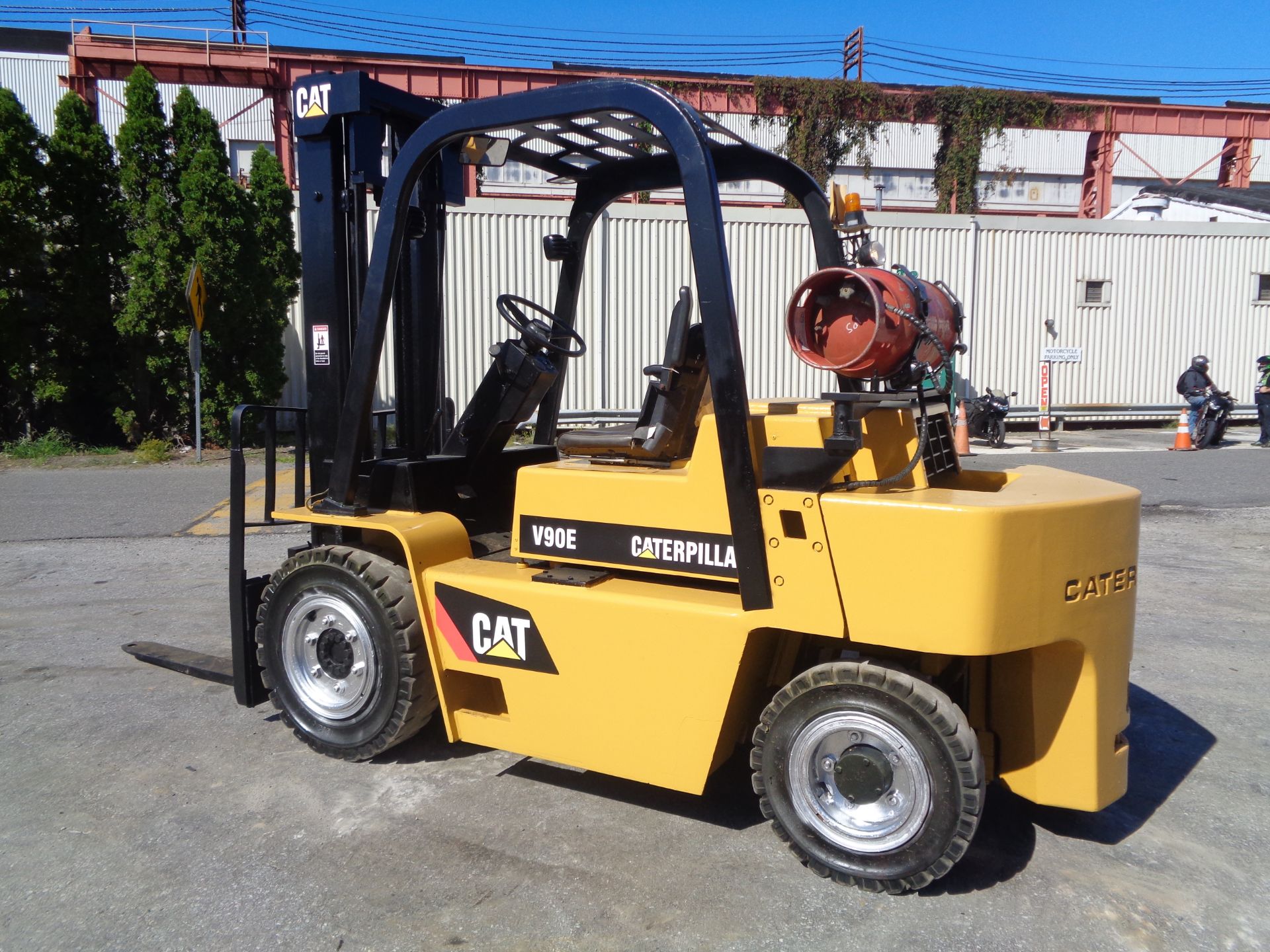 Caterpillar V90E 9,000lbs Forklift - Image 13 of 15