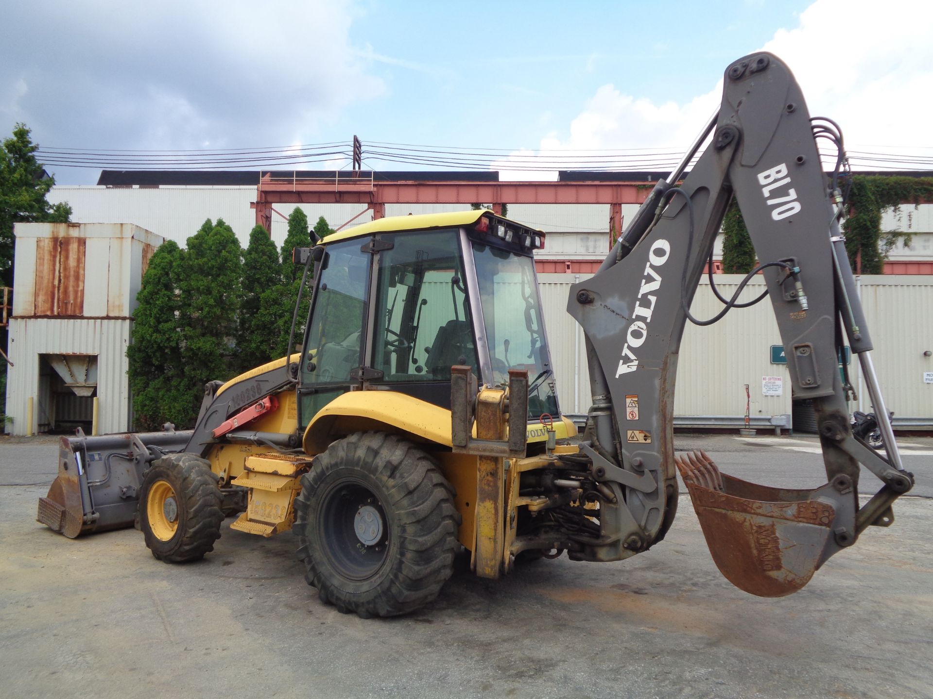 2005 Volvo BL70 Loader Backhoe - Image 30 of 41