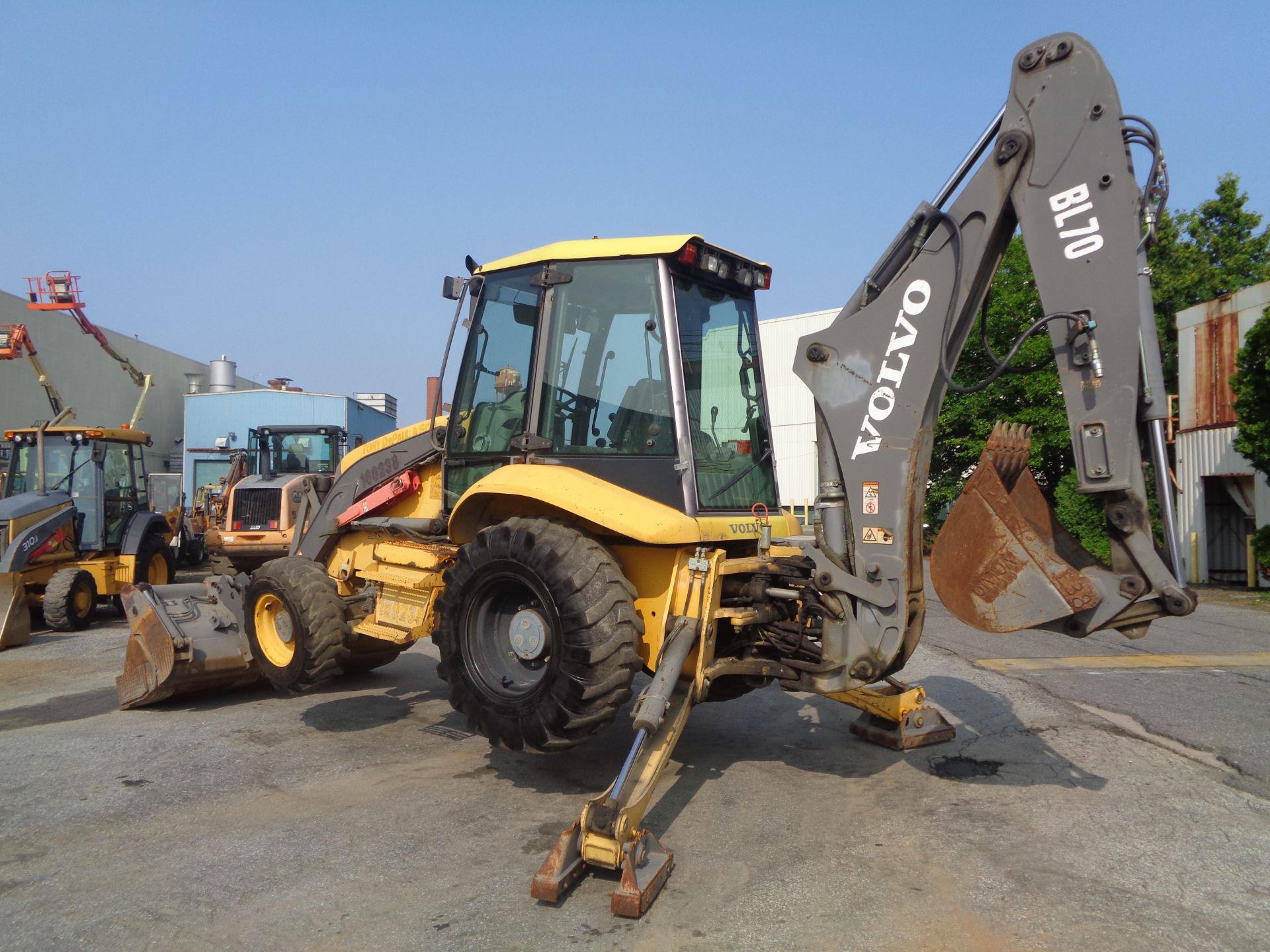 2005 Volvo BL70 Loader Backhoe - Image 5 of 41