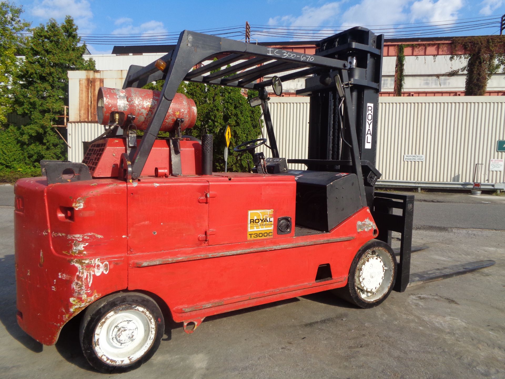 Royal T300C 30,000lbs Forklift - Image 11 of 19