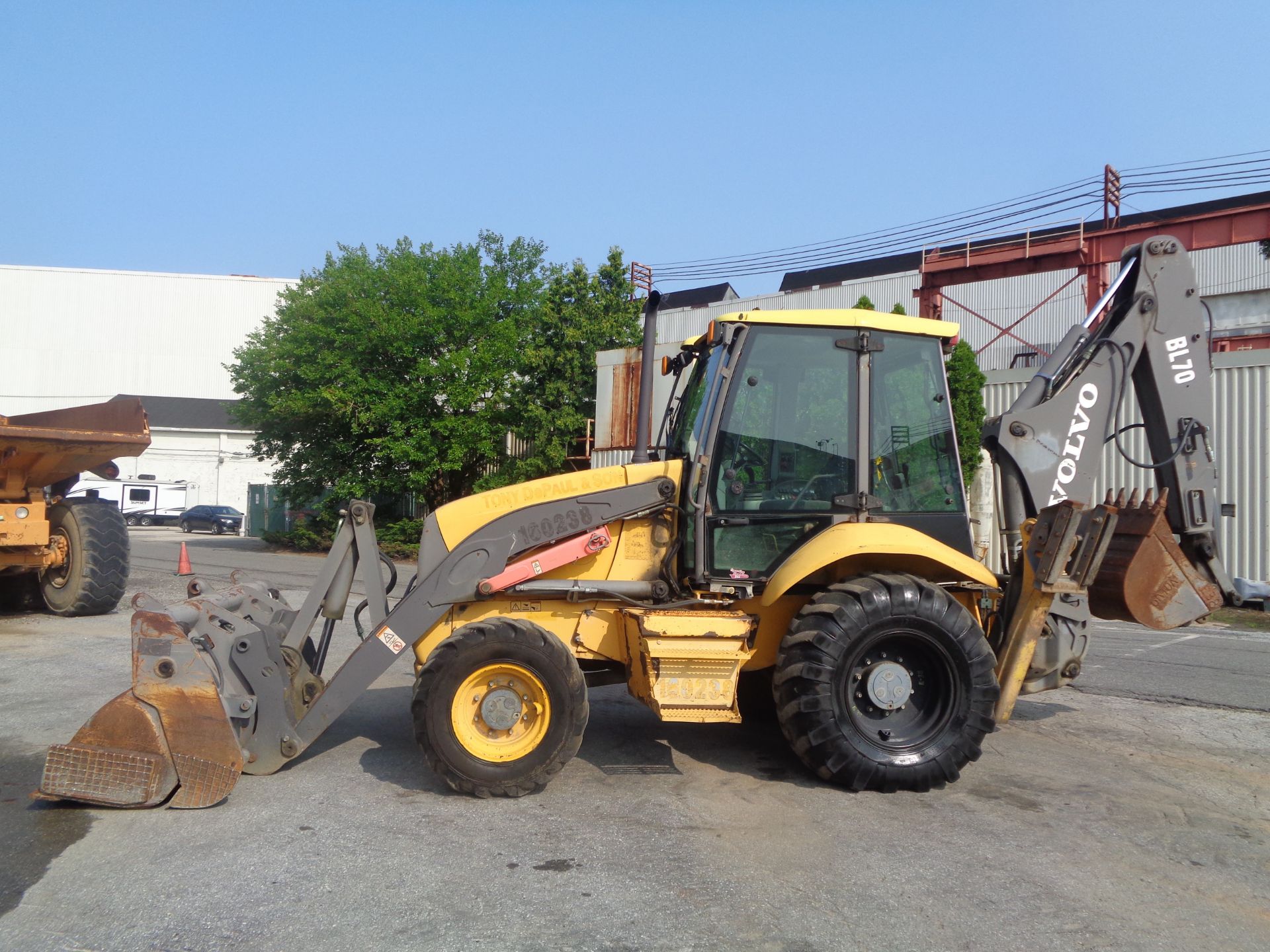 2005 Volvo BL70 Loader Backhoe - Image 14 of 41